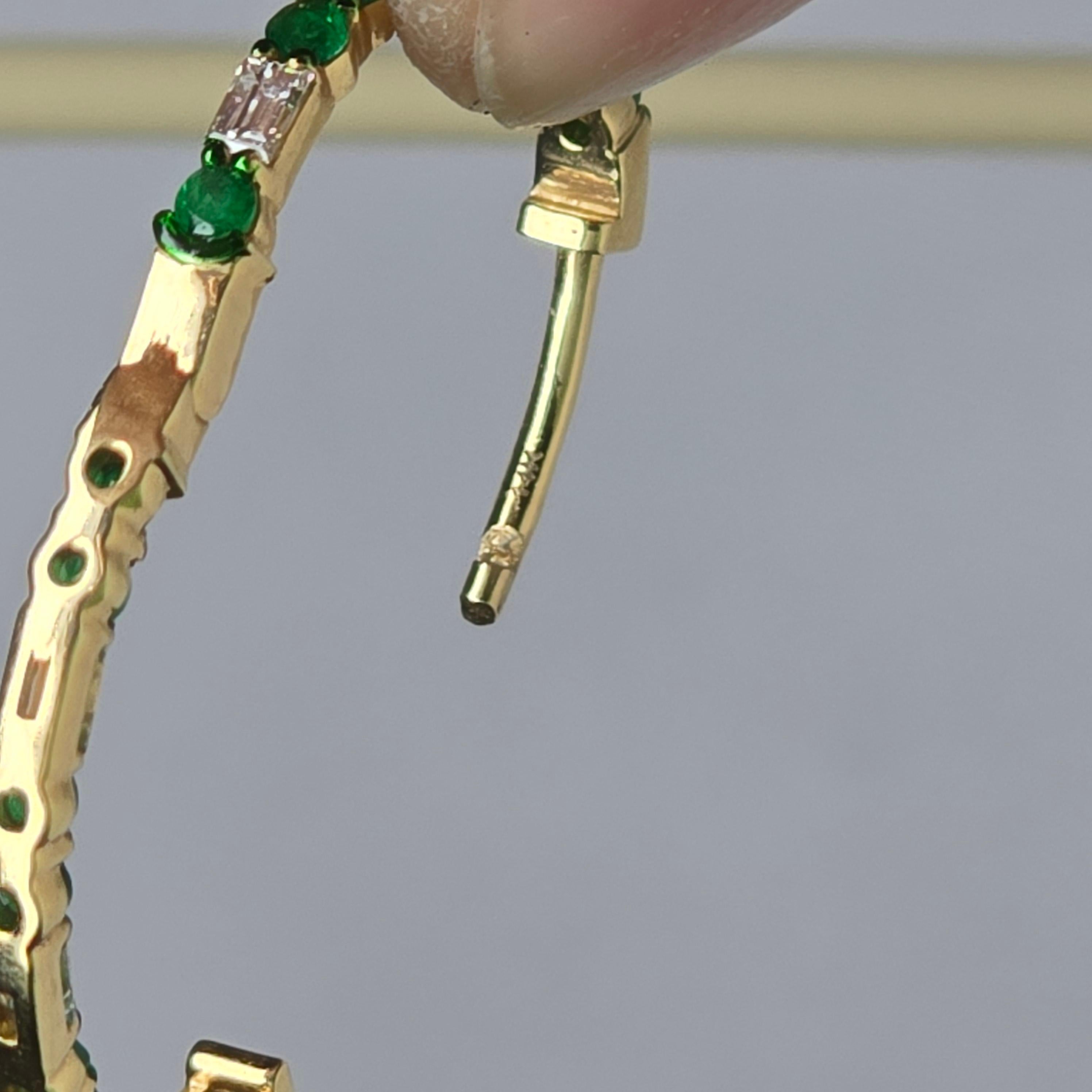 Orecchini a cerchio in oro giallo 14KT con diamanti e smeraldi in vendita 2
