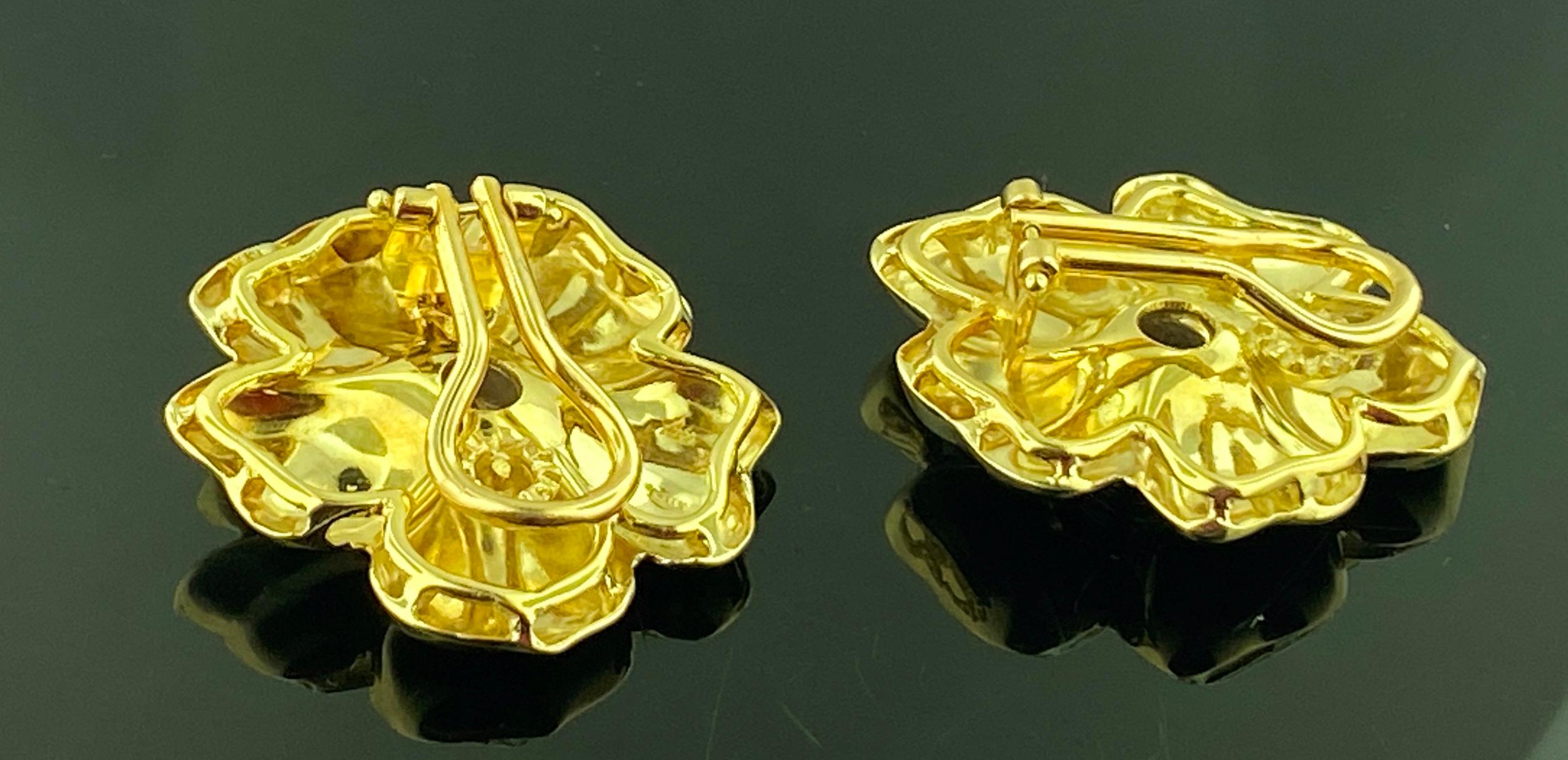 14KT Yellow Gold & Diamond Flower Earrings In Excellent Condition For Sale In Palm Desert, CA