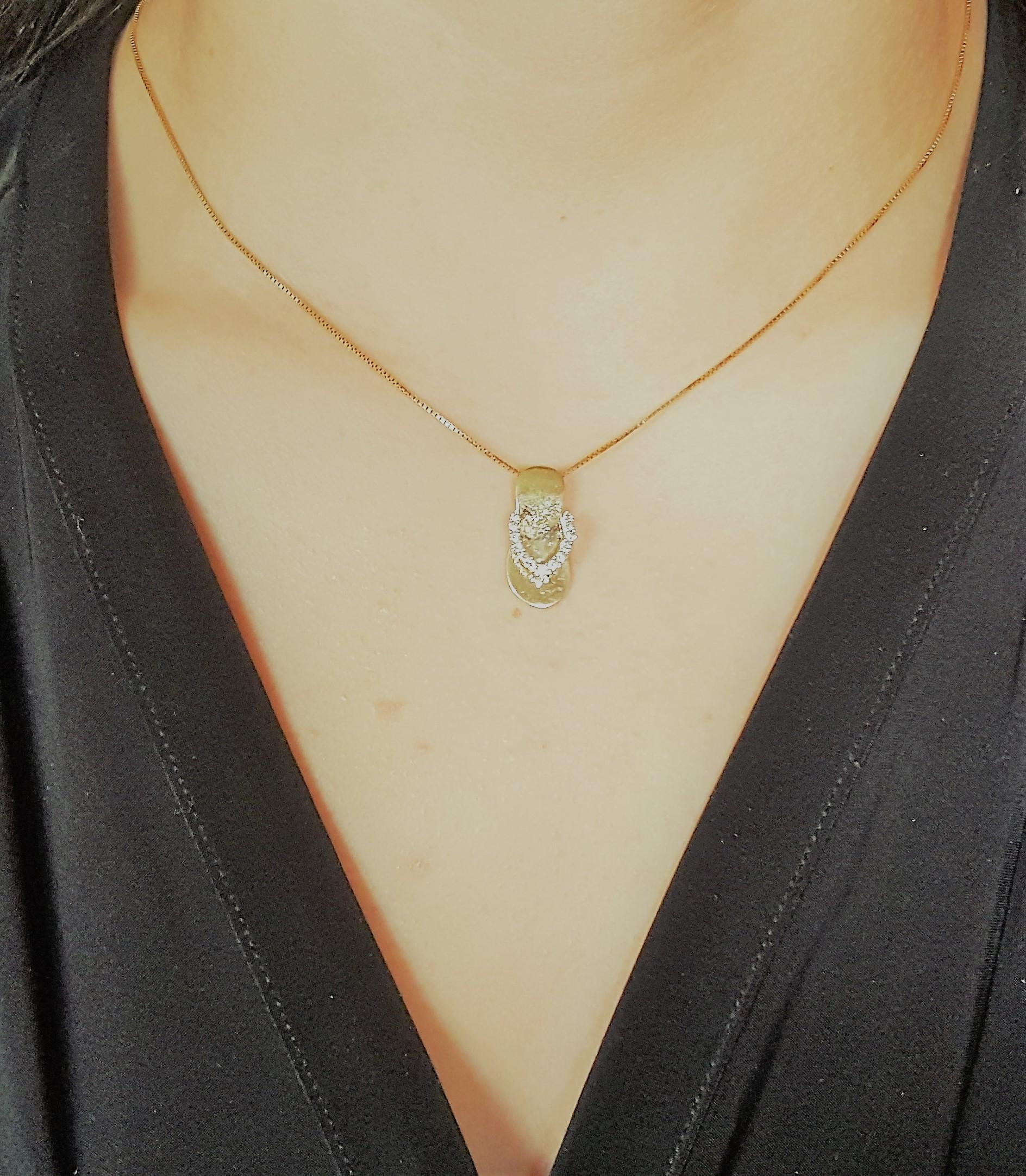 14kt Yellow Gold Diamond Hawaiian Flip Flop Pendant, 2.1 Grams, Very Good Condition, Approx. .15cttw Diamonds, Stamped 14k ADPG.
The diamonds are f/g in color and SI in clarity, set in four prong white gold settings.

Chains are sold separately. If