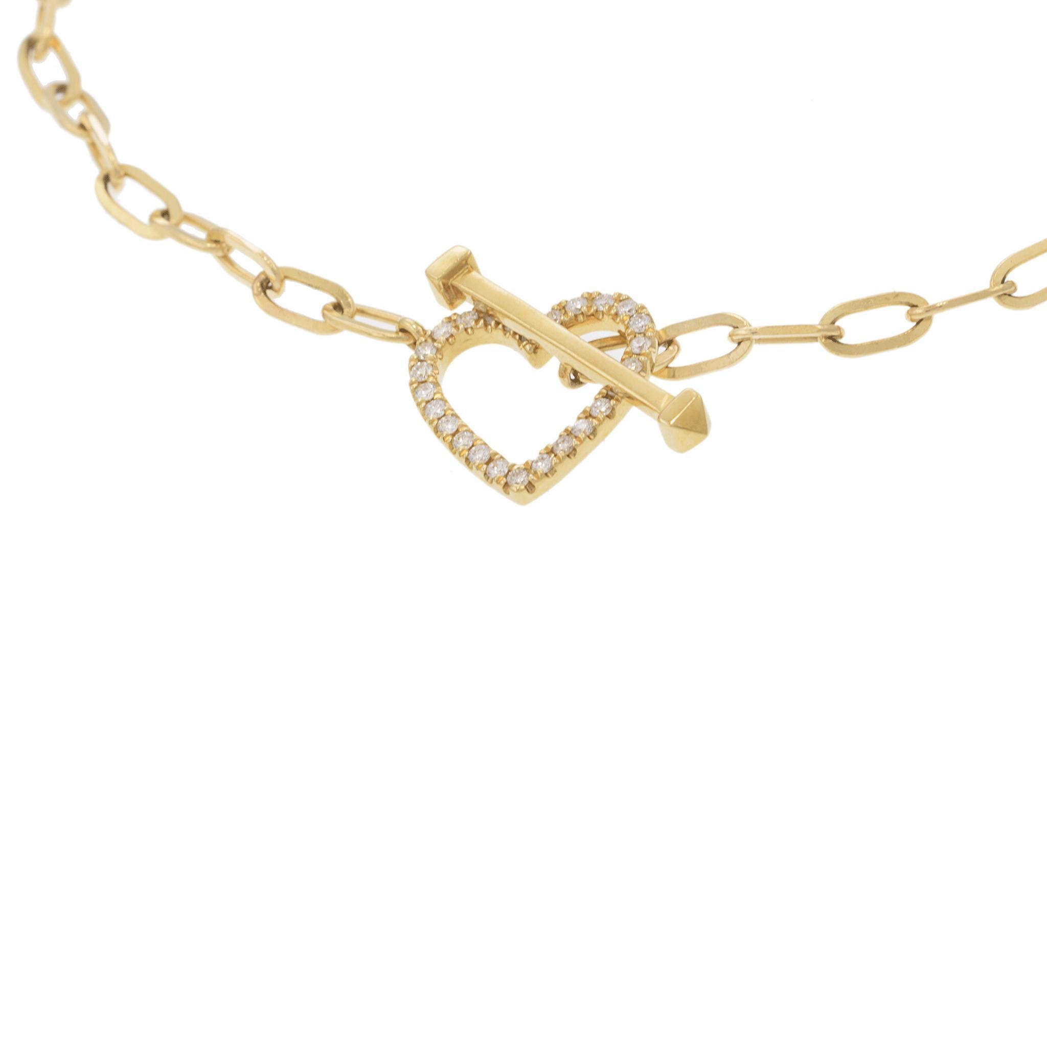 Espressione moderna di amore e stile, questo braccialetto in oro giallo 14KT unisce un design minimalista a uno scintillio radioso. Caratterizzato da un'elegante catena a graffetta e da una chiusura a cuore aperto tempestata di diamanti, questo