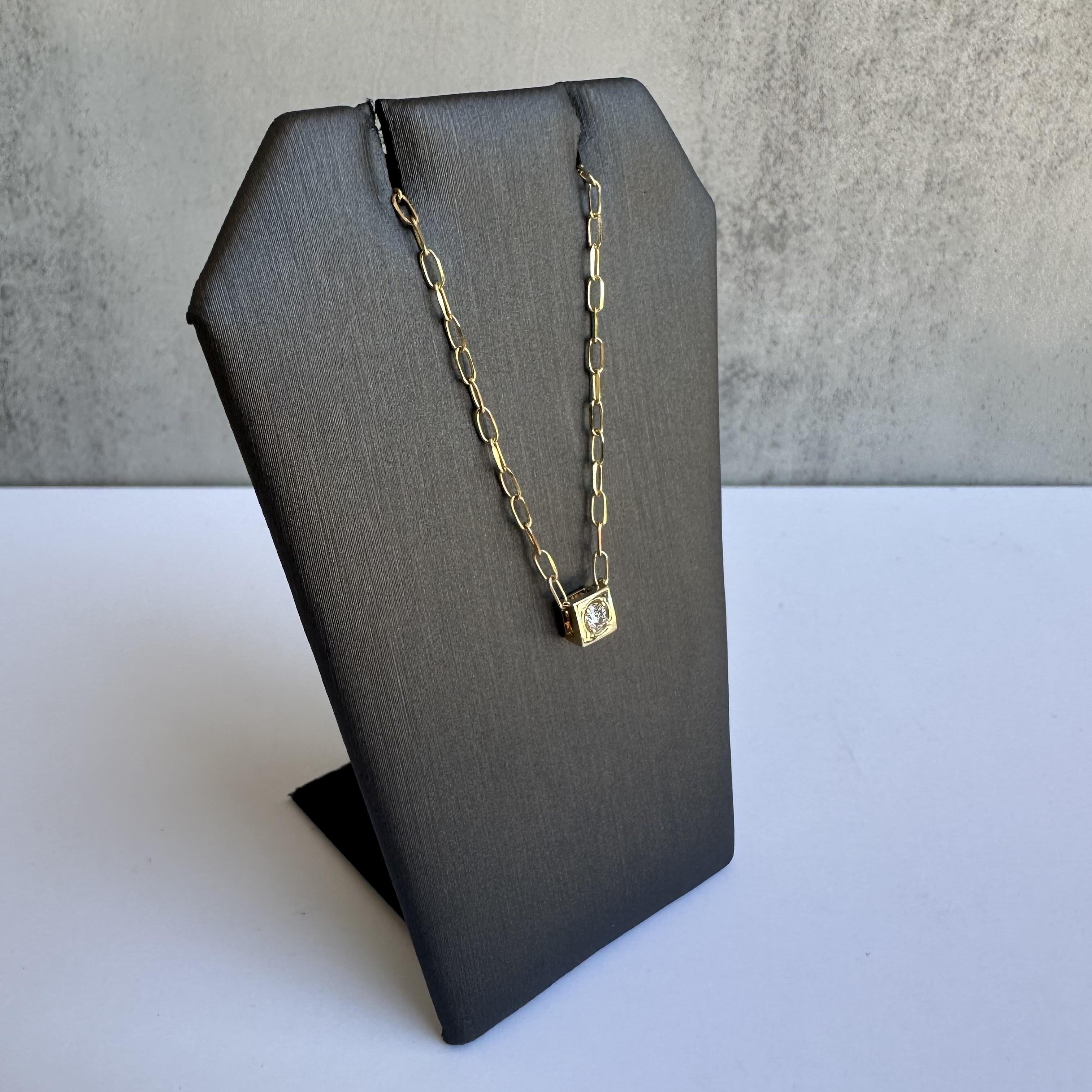 Add a modern touch to your jewelry collection with this Diamond Paperclip Necklace in 14kt Yellow Gold. Featuring 0.10 carats of natural GH SI round diamonds, this necklace combines contemporary style with timeless elegance. Crafted in 14kt yellow
