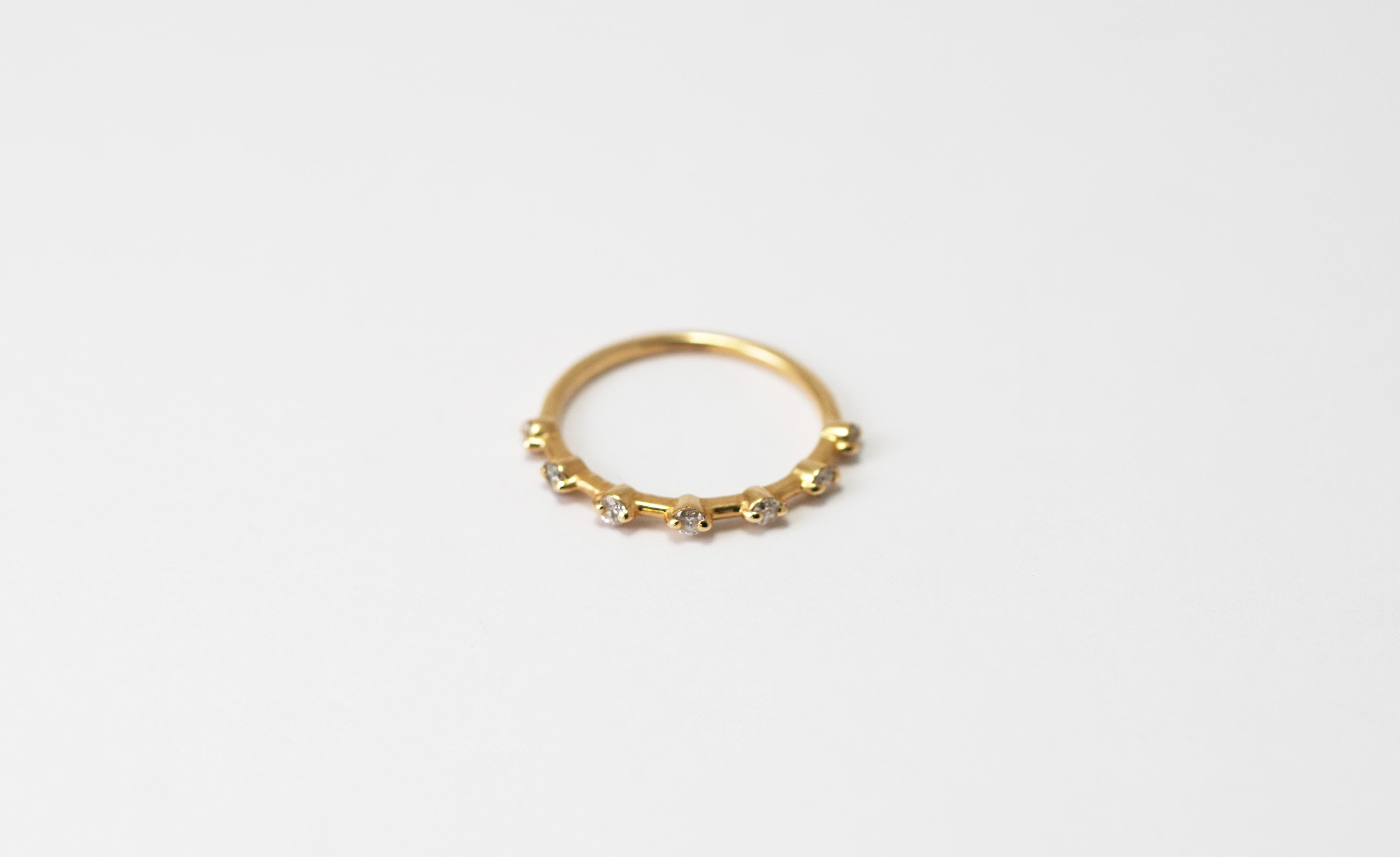 Bague en or jaune 14kt avec diamant 

Délicate, élégante et pleine d'éclat raffiné, cette bague en or jaune 14kt est une pièce intemporelle conçue pour briller dans n'importe quelle collection. Pesant seulement 1,17 gramme, il offre une sensation de