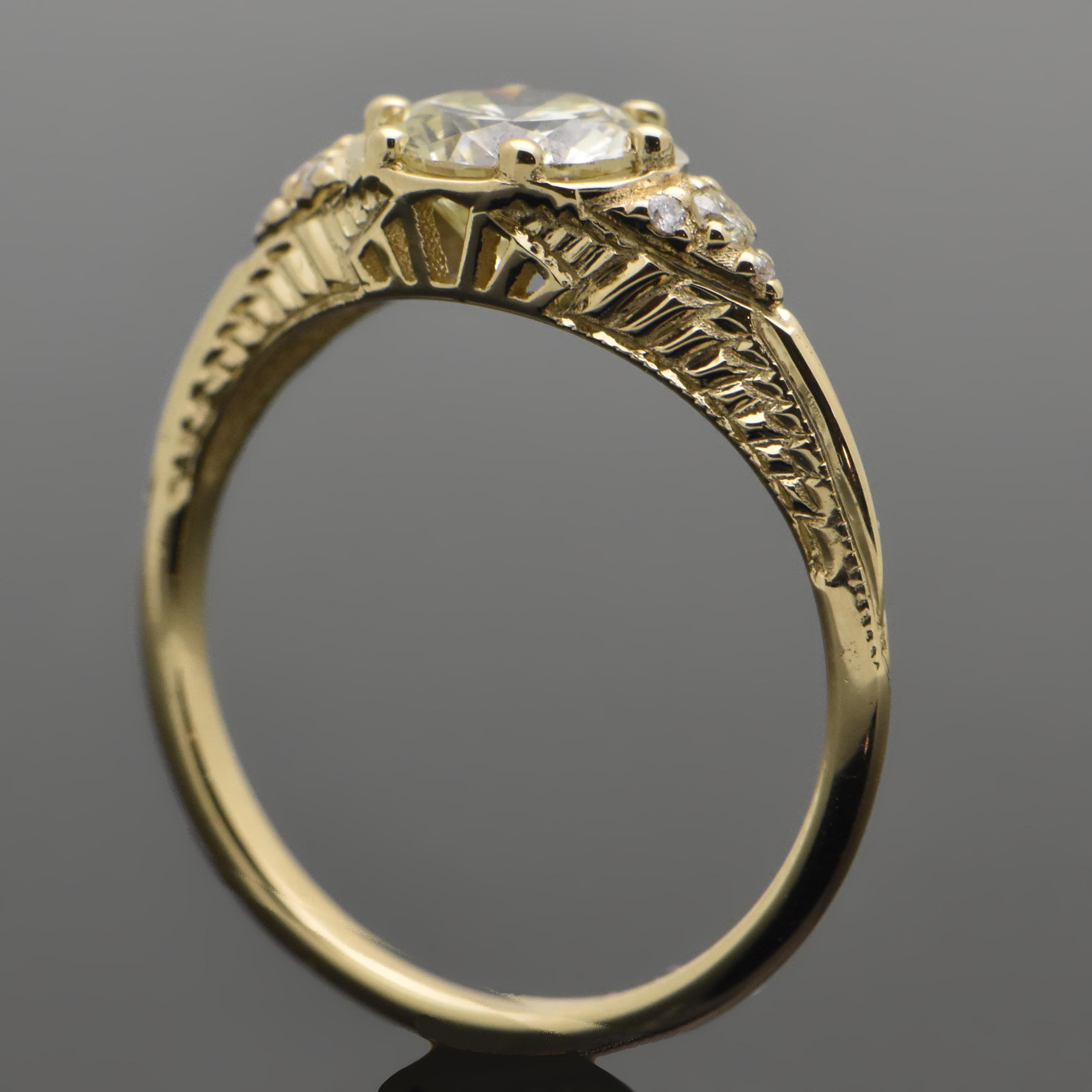Round Cut 14kt Yellow Gold Diamond Ring For Sale