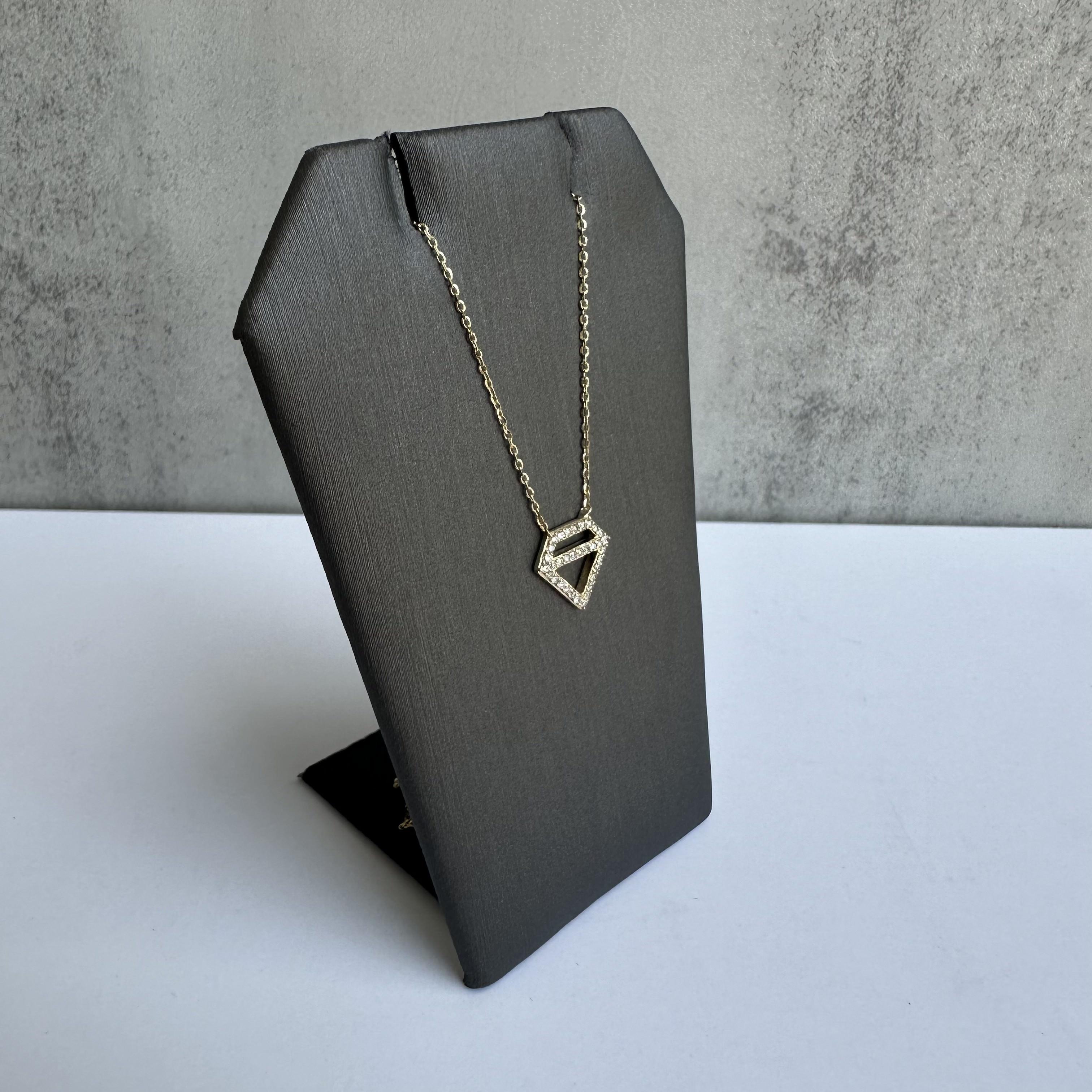 Améliorez votre collection de bijoux avec cet exquis collier en or jaune 14kt en forme de diamant. Avec 0.15 carats de diamants ronds naturels GH SI, ce collier allie une beauté intemporelle à une élégance moderne, parfaite pour toutes les