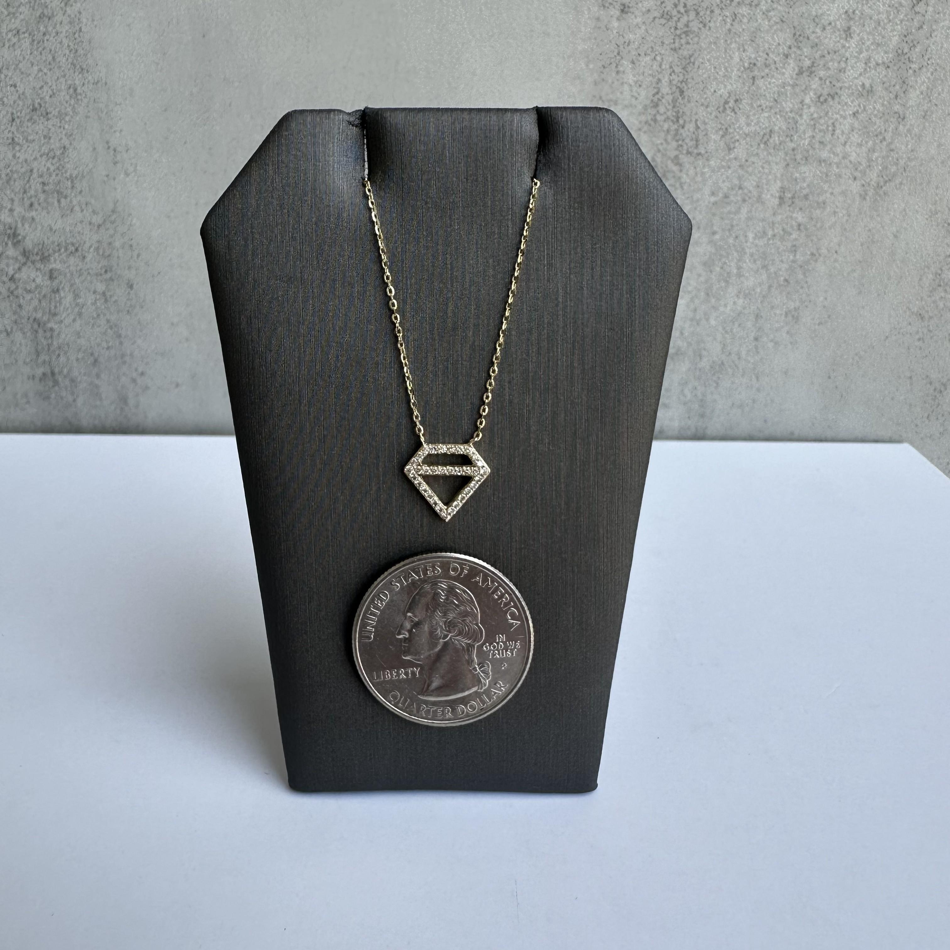 Taille ronde Collier en or jaune 14 carats en forme de diamant - 0,15 carat poids total, 16-18 pouces en vente