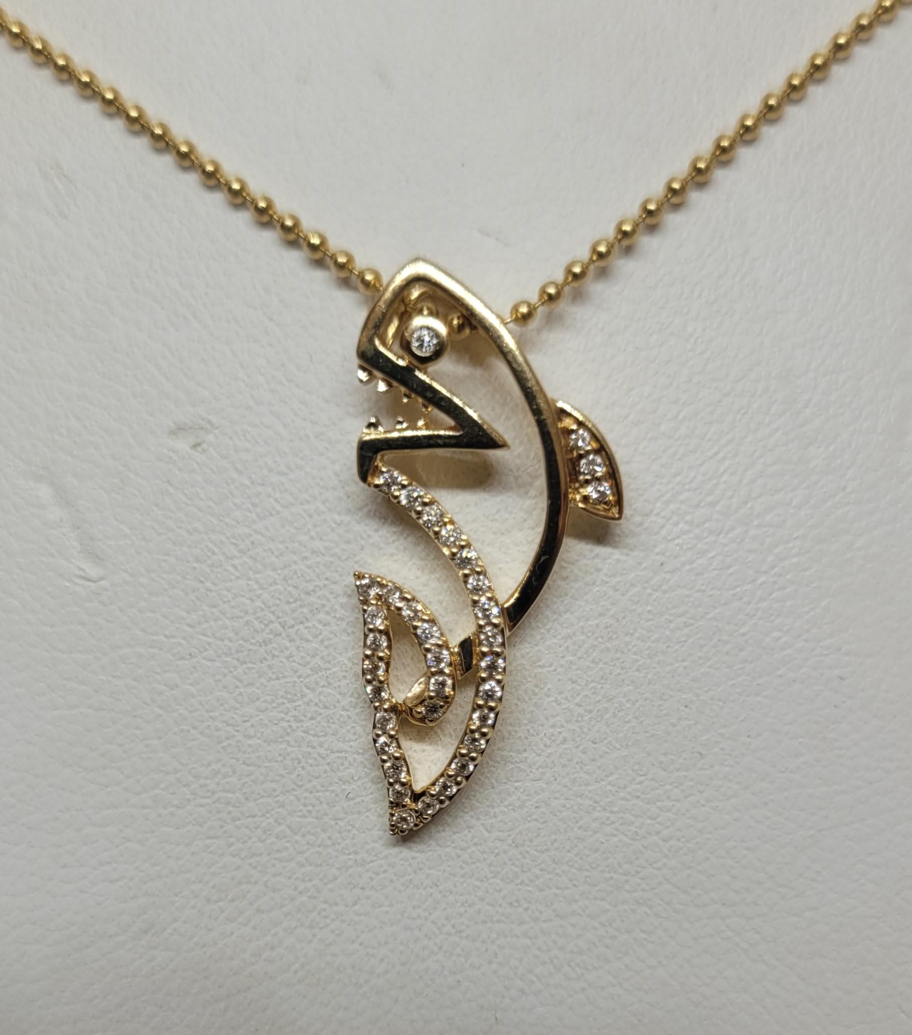 Pendentif requin en or jaune 14kt avec 35 diamants ronds totalisant environ 0,25 carats. Le pendentif mesure 12 mm x 25 mm de diamètre et est estampillé MSI 14k. Les diamants bien taillés sont de couleur F/G et de pureté VS/SI. Il est accompagné