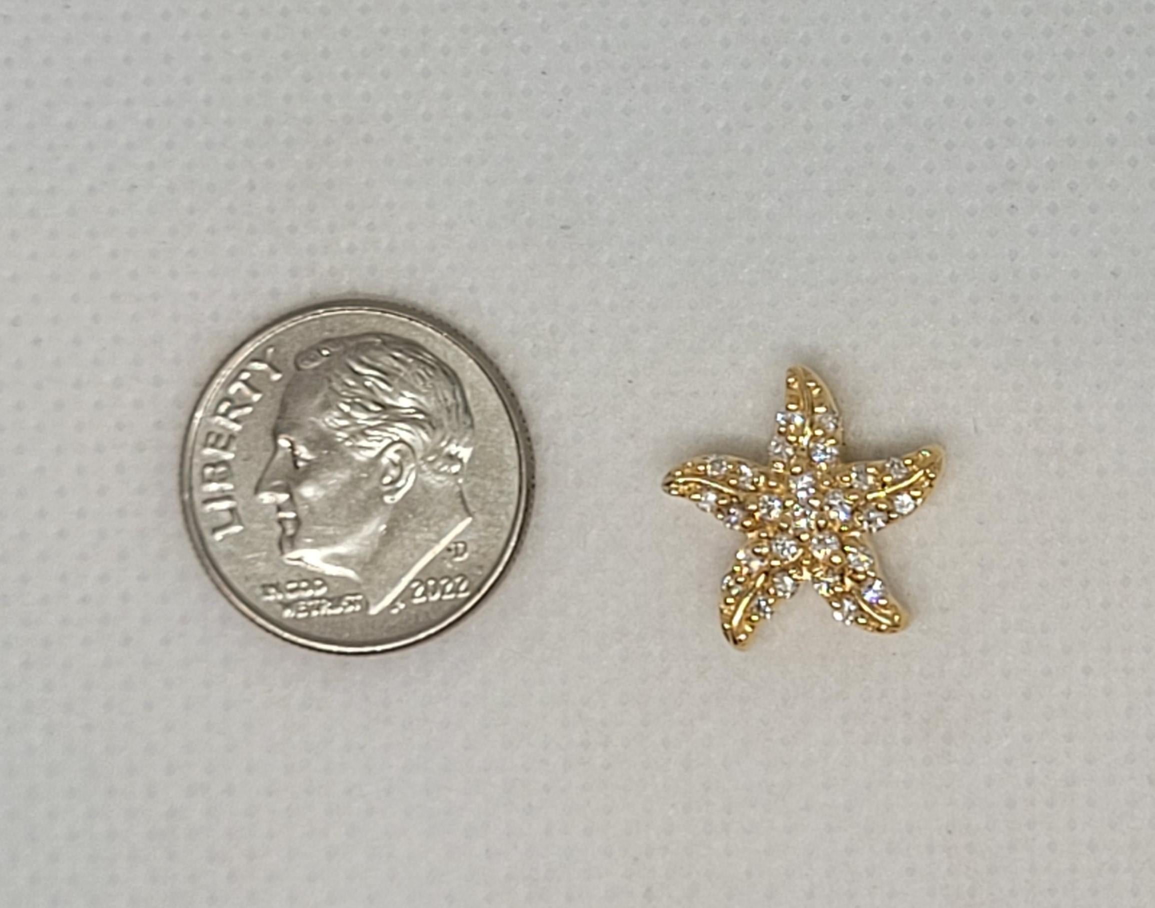 Pendentif étoile de mer en or jaune 14kt avec 26 diamants ronds de taille brillant, sertis de perles, totalisant approximativement un poids total de 0,35 carat. Le pendentif mesure 13,5 mm de diamètre, 4,6 mm d'épaisseur et pèse 2,2 grammes. Il est