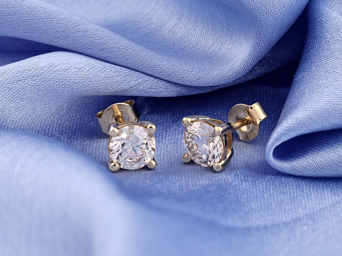 Questi eleganti orecchini con diamante in oro giallo 14KT sono realizzati alla perfezione e presentano due diamanti rotondi con taglio a brillante incastonati in un classico design a quattro punte. Con un peso totale di 2,16 carati, i diamanti hanno