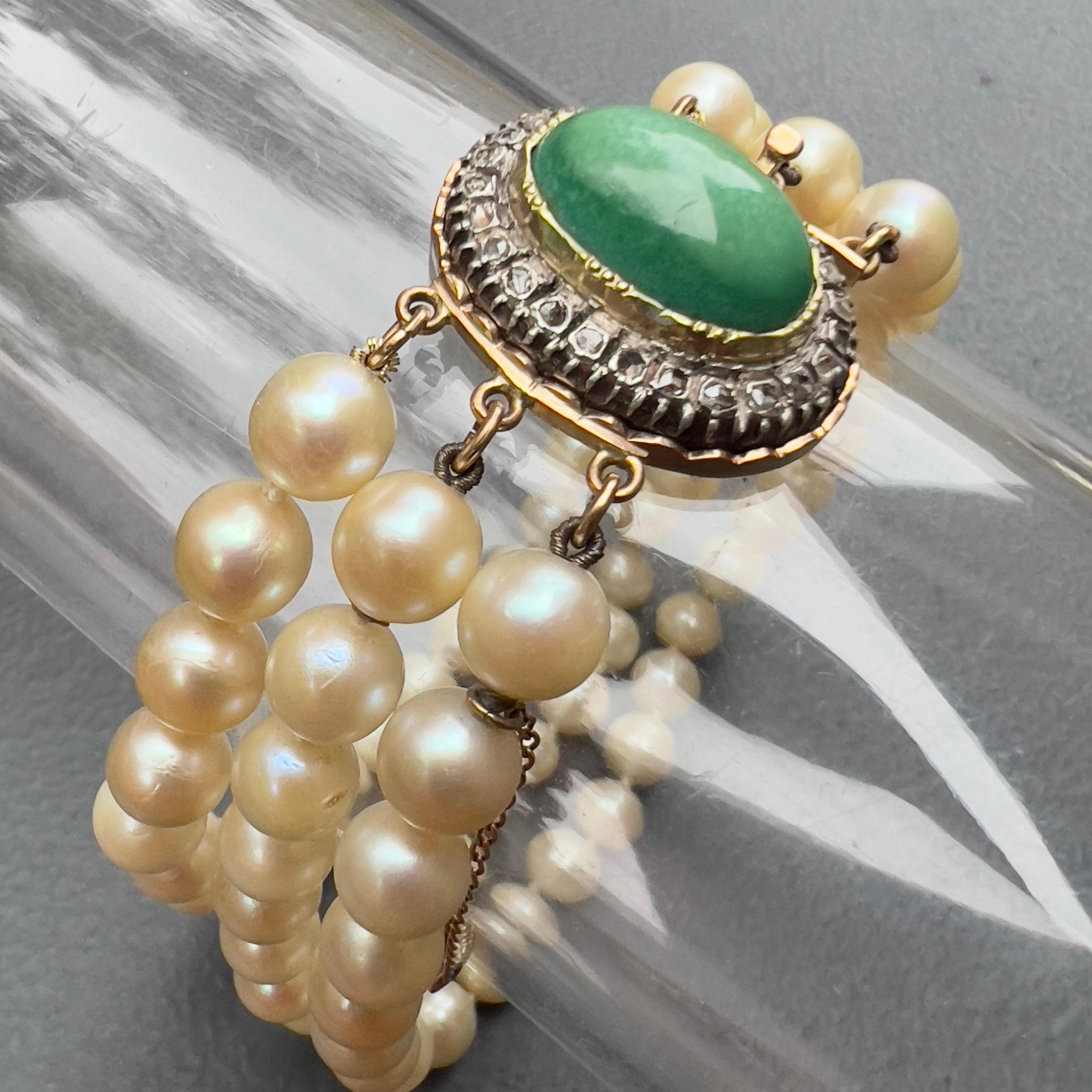 Antique Victorien  Bracelet en or 14kt, triple rang de perles nouées à la main . Le fermoir du bracelet est très orné et comporte un grand cabochon de turquoise entouré de petits diamants de taille rose surmontés d'argent. 
Dates : Fin du 19ème au