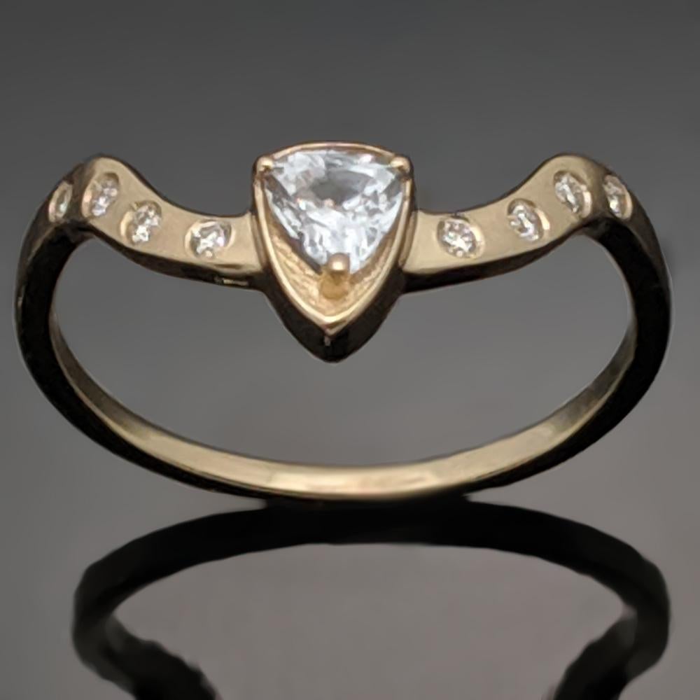 Round Cut 14kt Yellow Gold Diamonds Ring For Sale