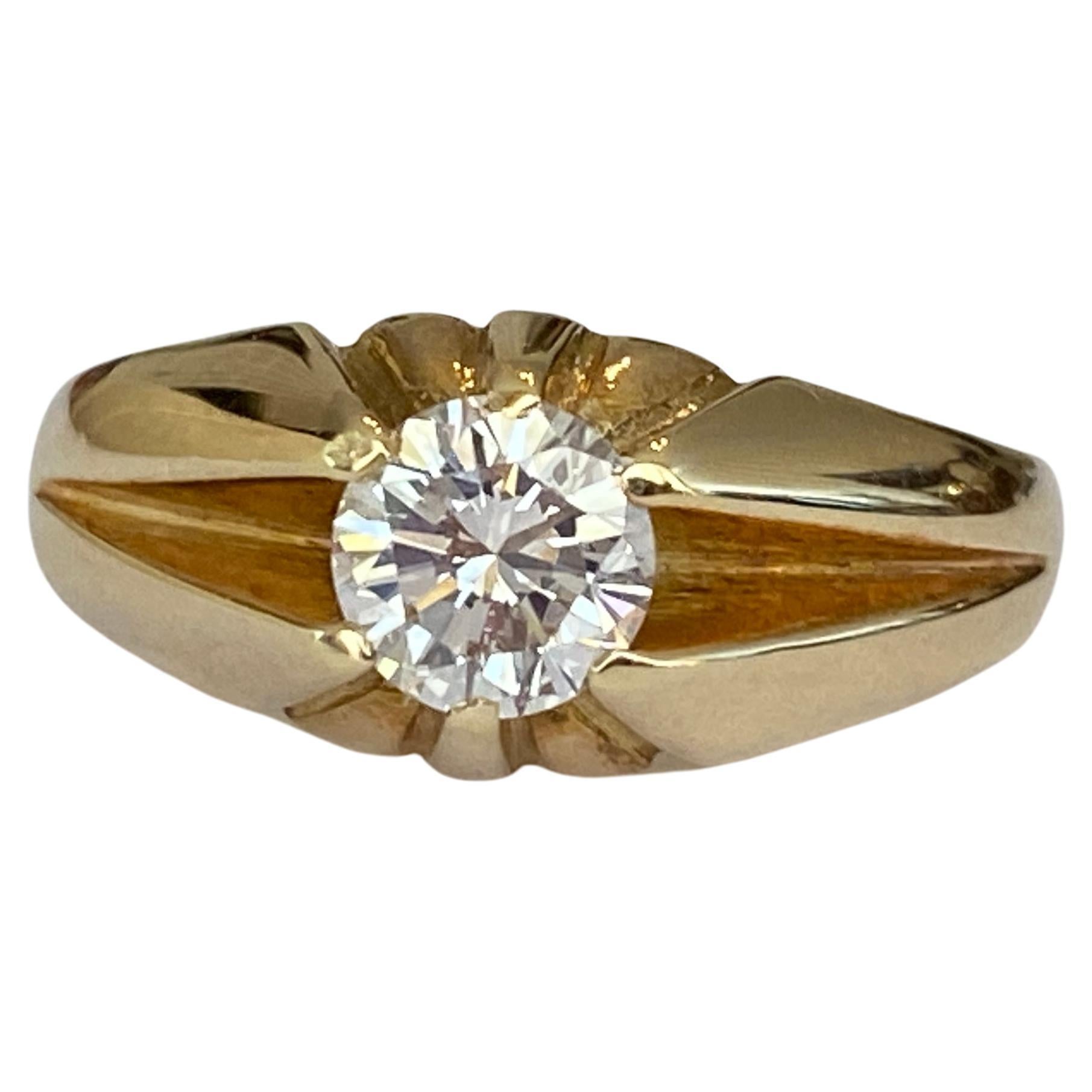 Anello solitario a cupola in oro giallo 14 carati decorato con 1 diamante taglio brillante di circa 0,65 carati di qualità F/VS2. È disponibile un certificato di diamante proprio.
Contenuto d'oro: 585 (con marchio)
Peso: 3.96 grammi
Altezza