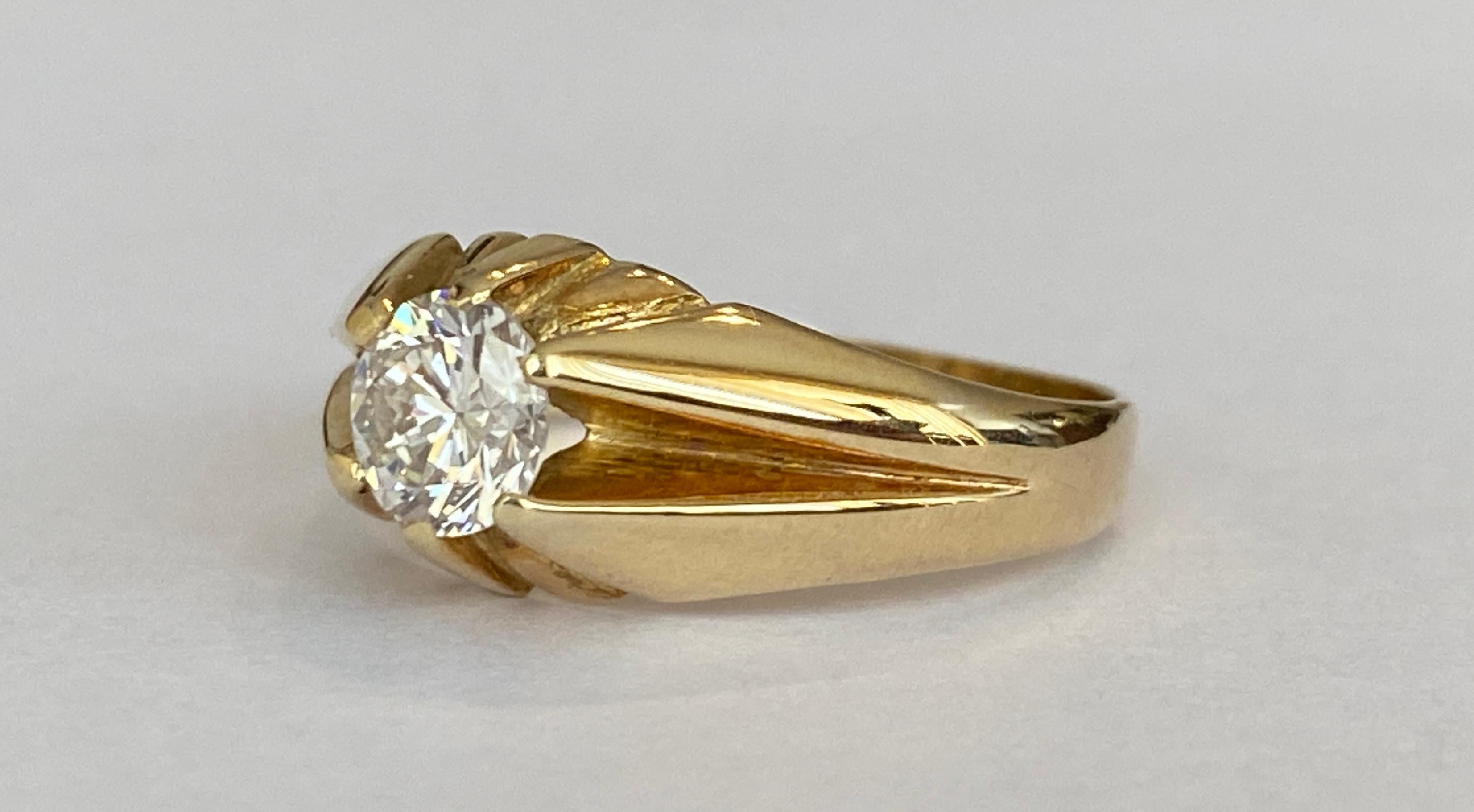 Taglio brillante Solitario a cupola in oro giallo 14kt.  Anello con diamante di circa 0,65 carati in vendita