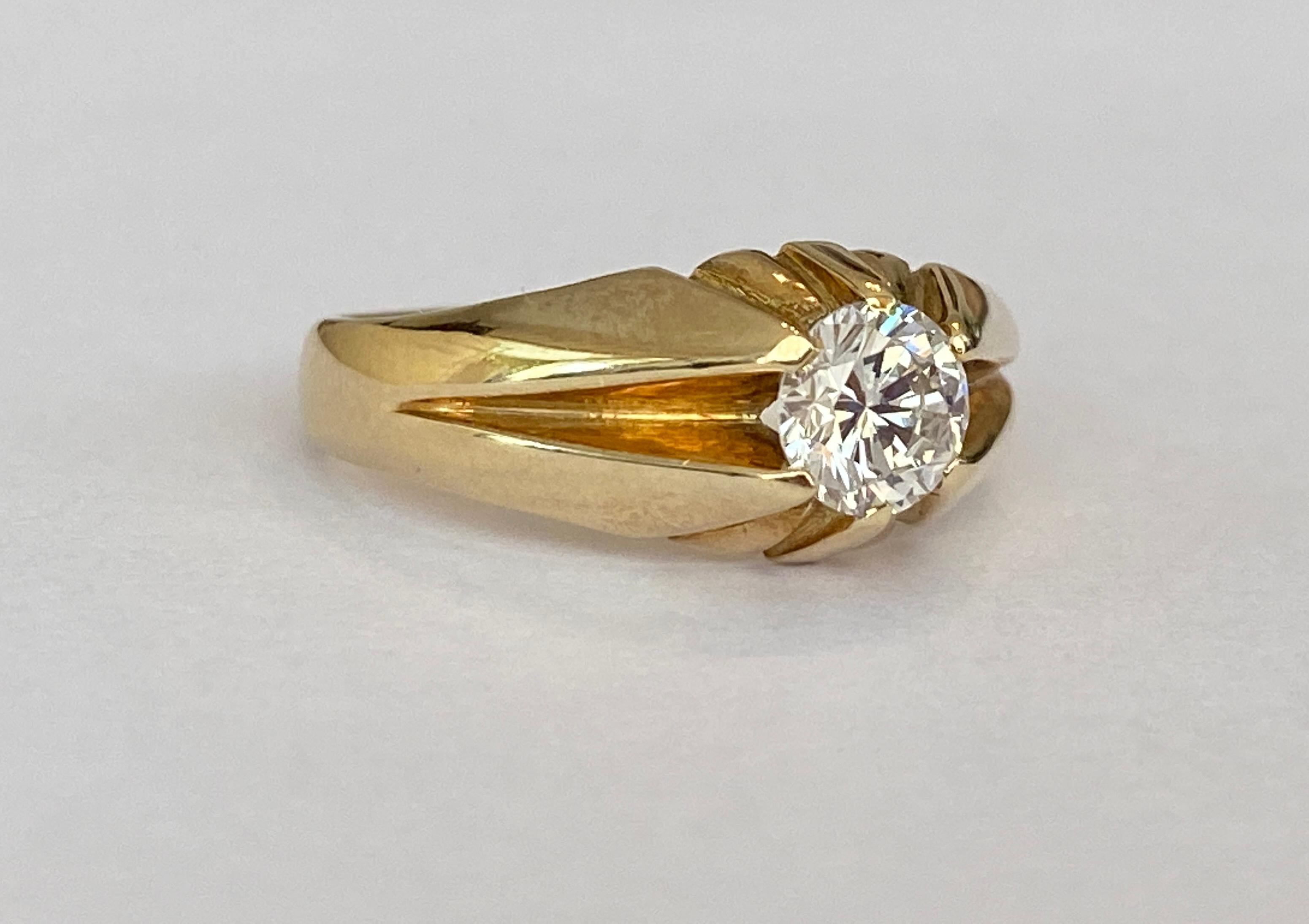 Uomo Solitario a cupola in oro giallo 14kt.  Anello con diamante di circa 0,65 carati in vendita