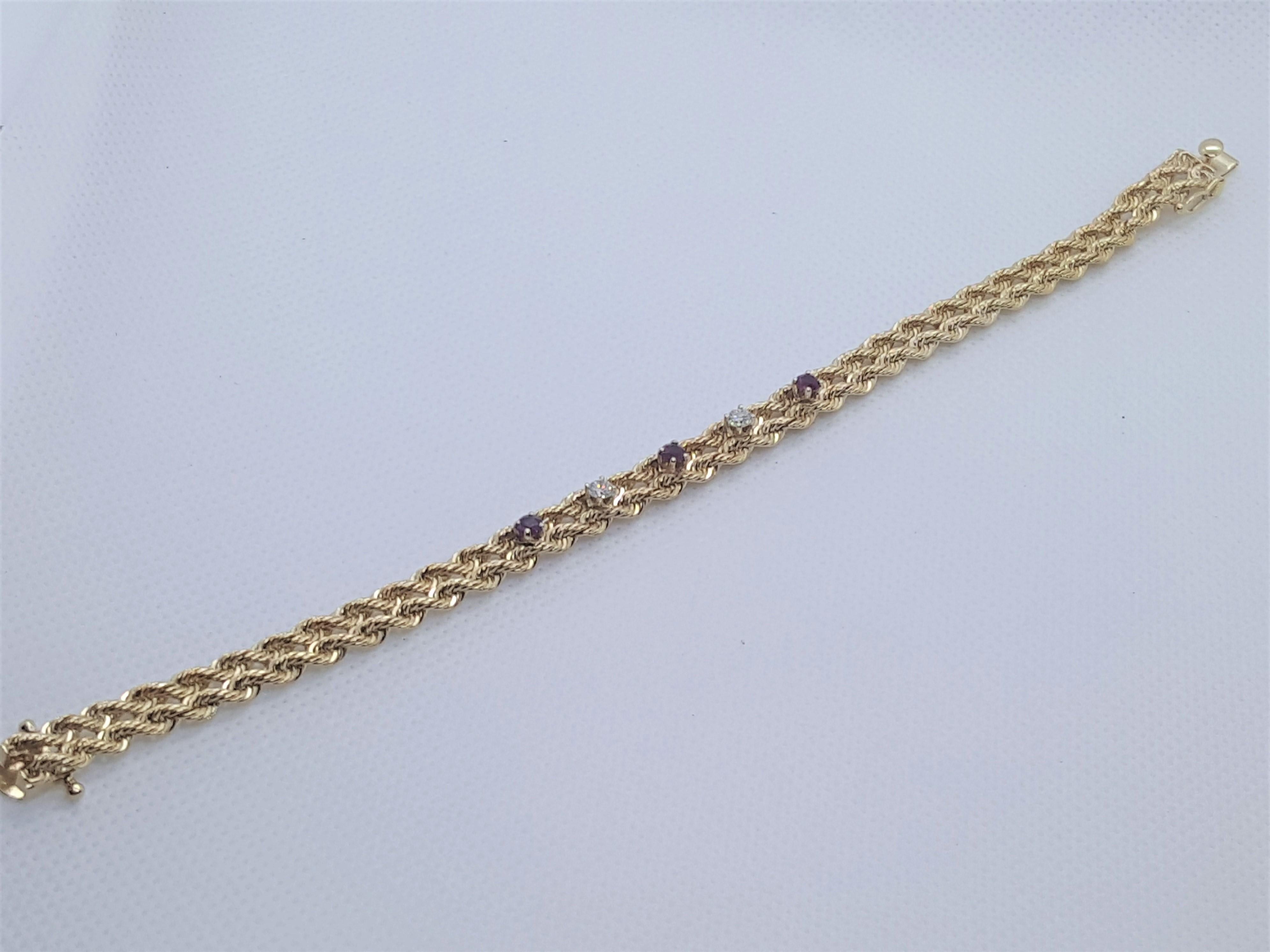Doppelreihiges Armband aus 18 Karat Gelbgold mit Diamanten und Rubinen, 14,4 Karat (Moderne) im Angebot