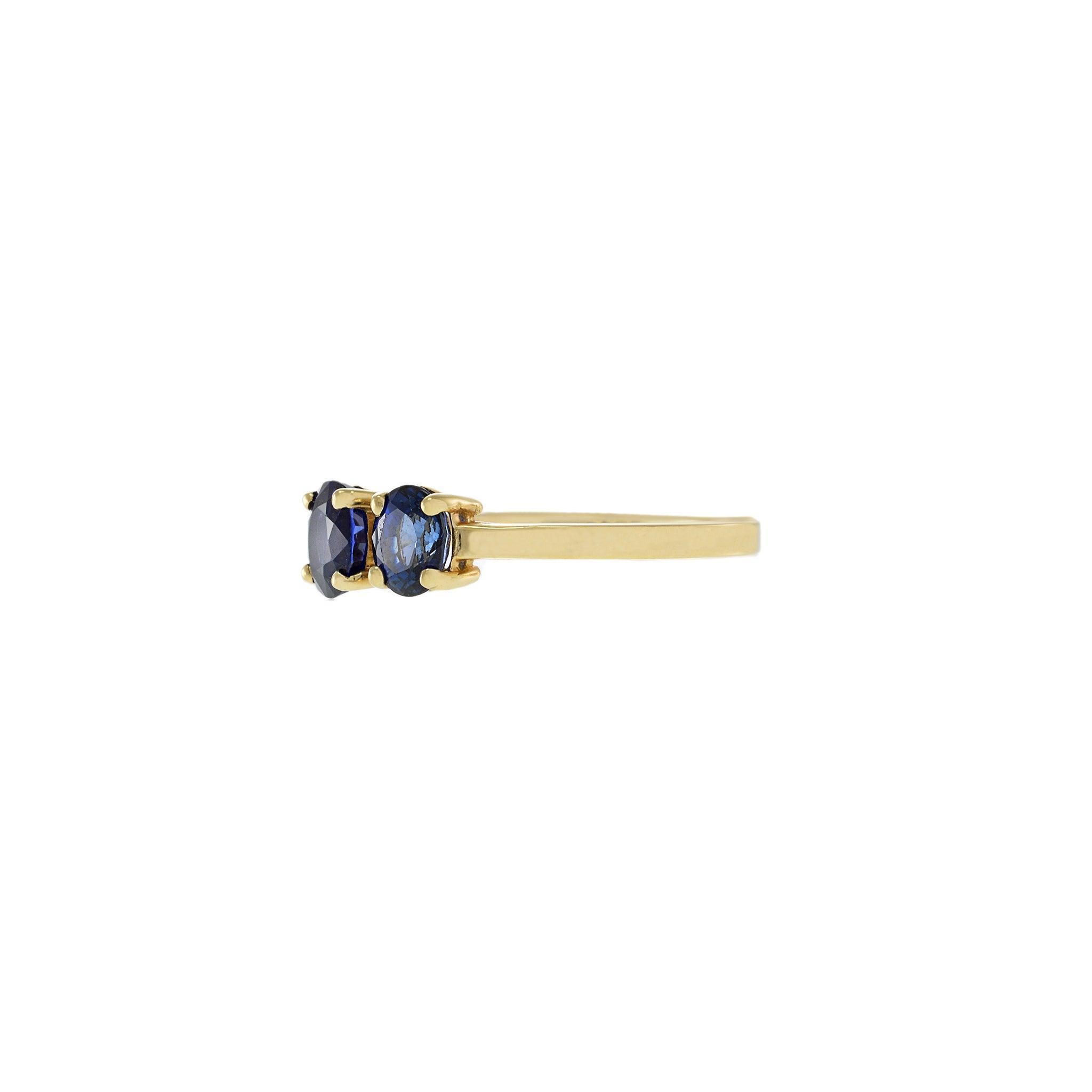 Schlichte Eleganz trifft bei diesem Ring aus 14 Kt. Gelbgold auf kräftige Farben und ein einzigartiges Design mit zwei Steinen. Zwei sattblaue Saphire im Ovalschliff von insgesamt 1,00 Karat sind Seite an Seite in einer minimalistischen