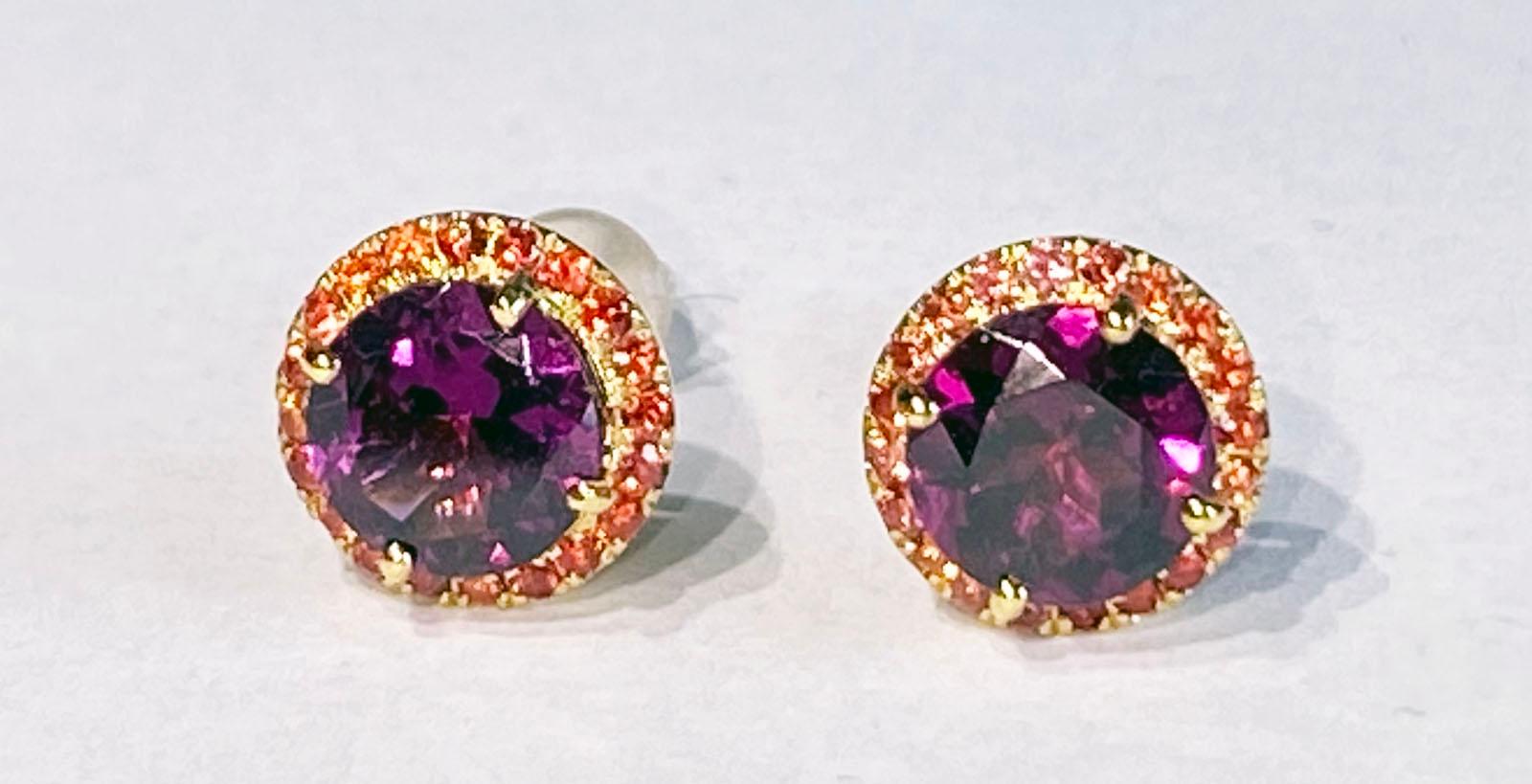 14 Karat Gelbgold Ohrringe mit Rhodolith Granat & orangefarbenem Saphir

Ursprünglich aus San Diego, Kalifornien, stammend, lebte Kary Adam in der Edelstein Hauptstadt der Welt - Bangkok, Thailand, wo er von 2001 bis August 2015 mit lokalen