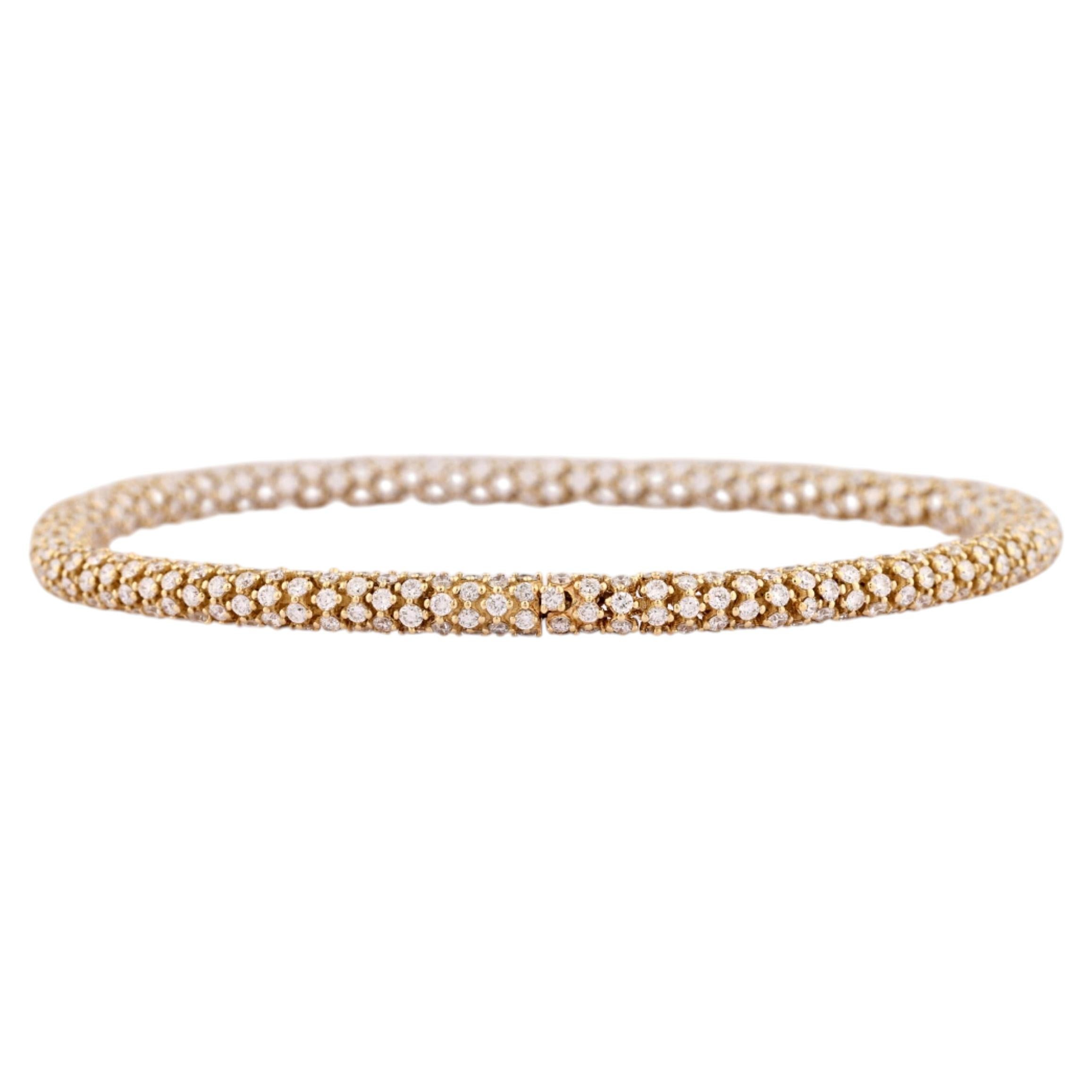 Bracciale rigido in oro giallo 14KT con elegante pavé di diamanti da 6,98 carati
