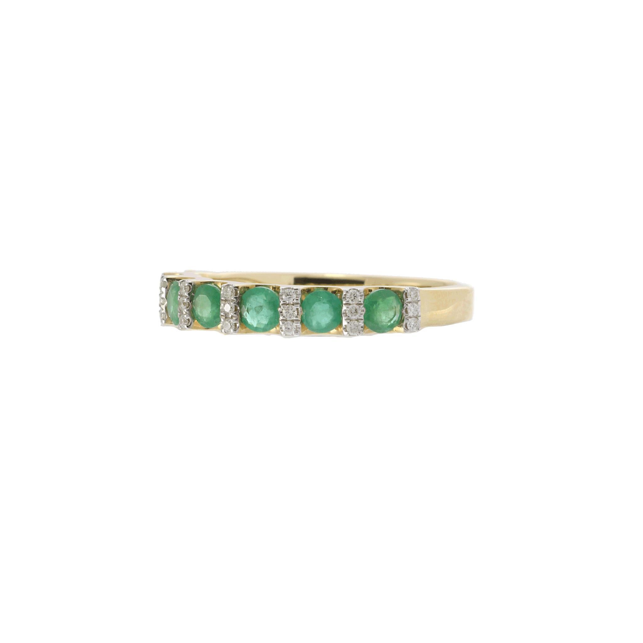 Questo bracciale in oro giallo 14K presenta una splendida linea di smeraldi rotondi per un totale di 0,80 carati, alternati a delicate file di diamanti scintillanti per un totale di 0,09 carati. La ricca tonalità verde degli smeraldi contrasta