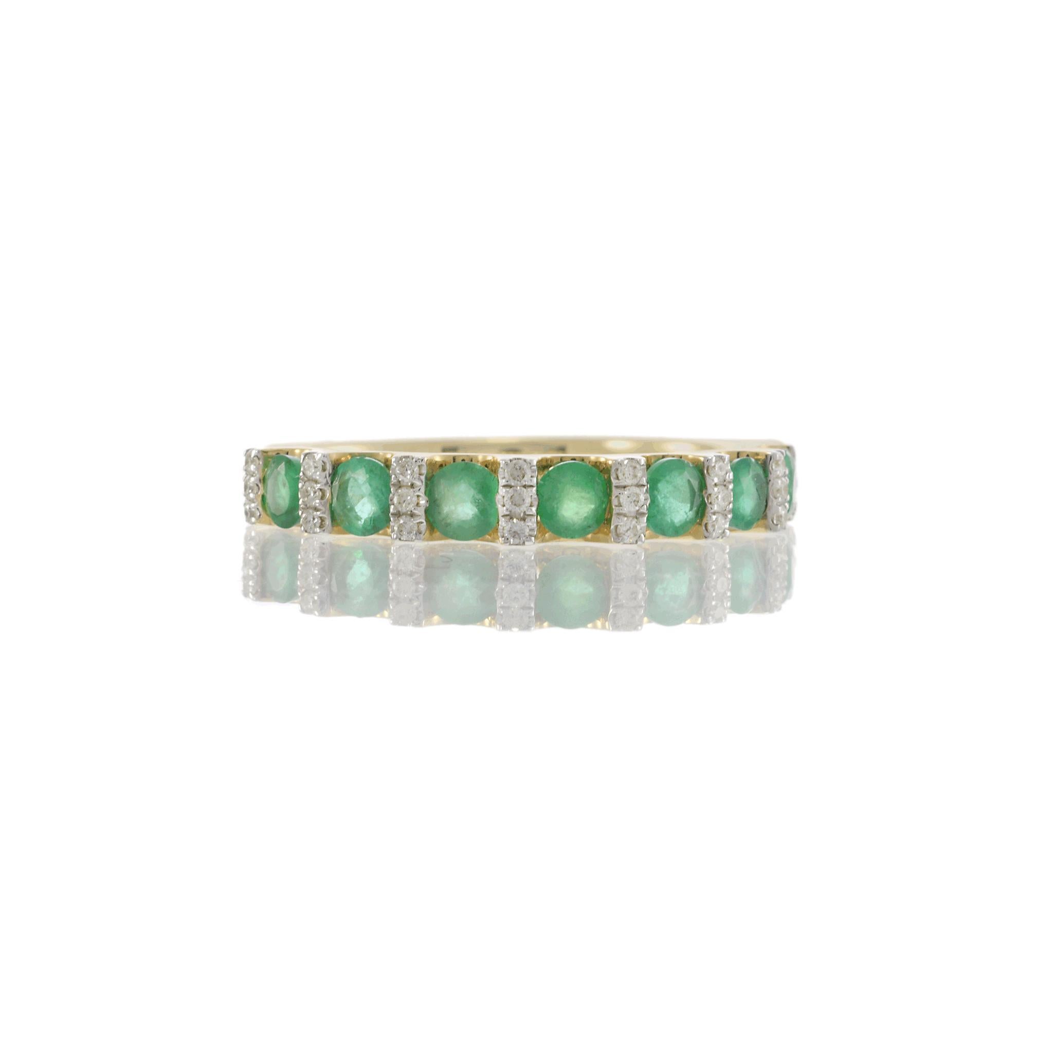 Taglio rotondo Anello alternato con smeraldo e diamante in oro giallo 14KT in vendita