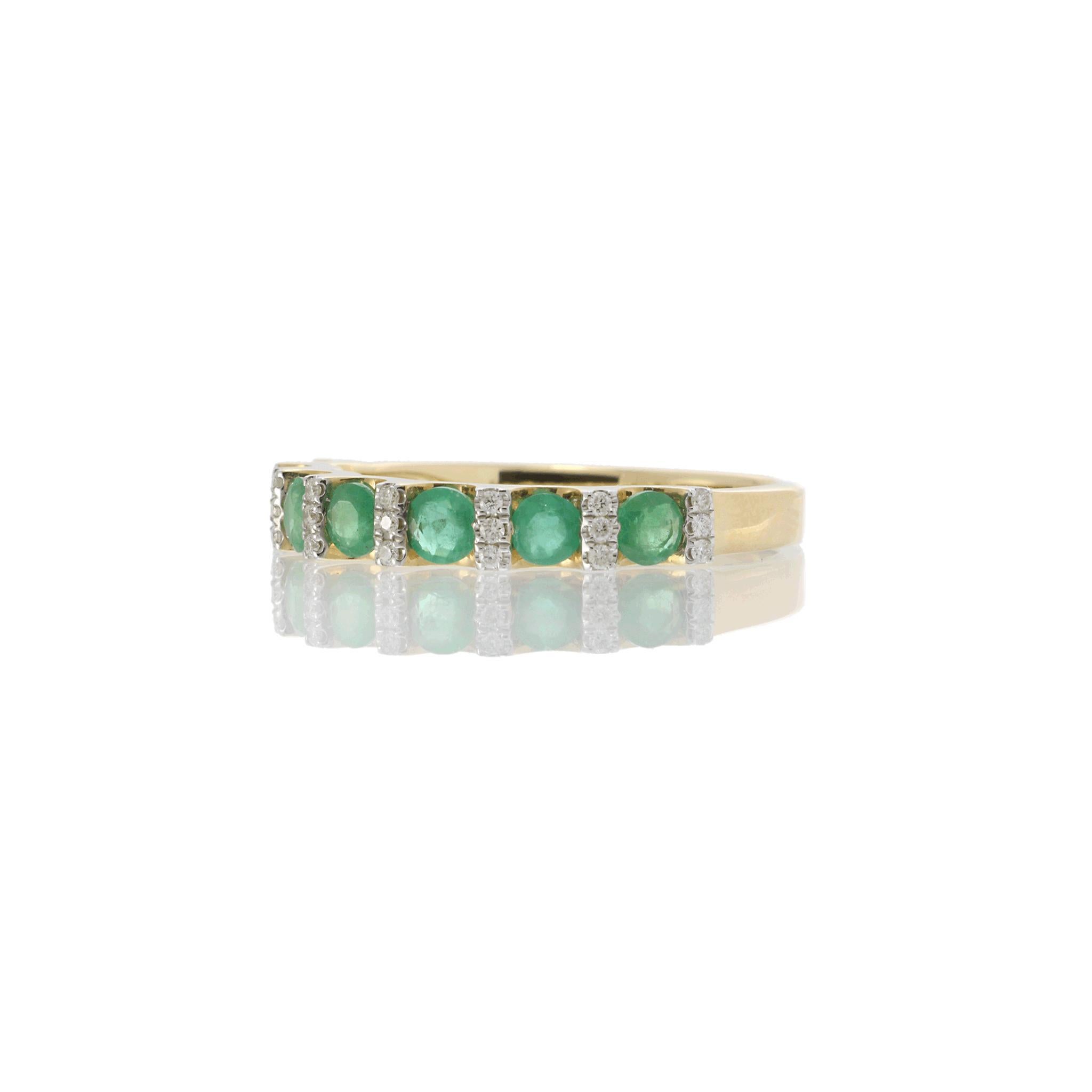 Anello alternato con smeraldo e diamante in oro giallo 14KT In condizioni Nuovo in vendita a New York, NY