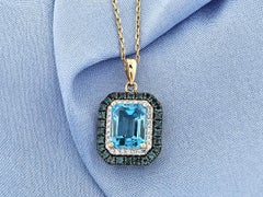 Collana con ciondolo a doppio alone in oro giallo 14 carati con topazio blu taglio smeraldo