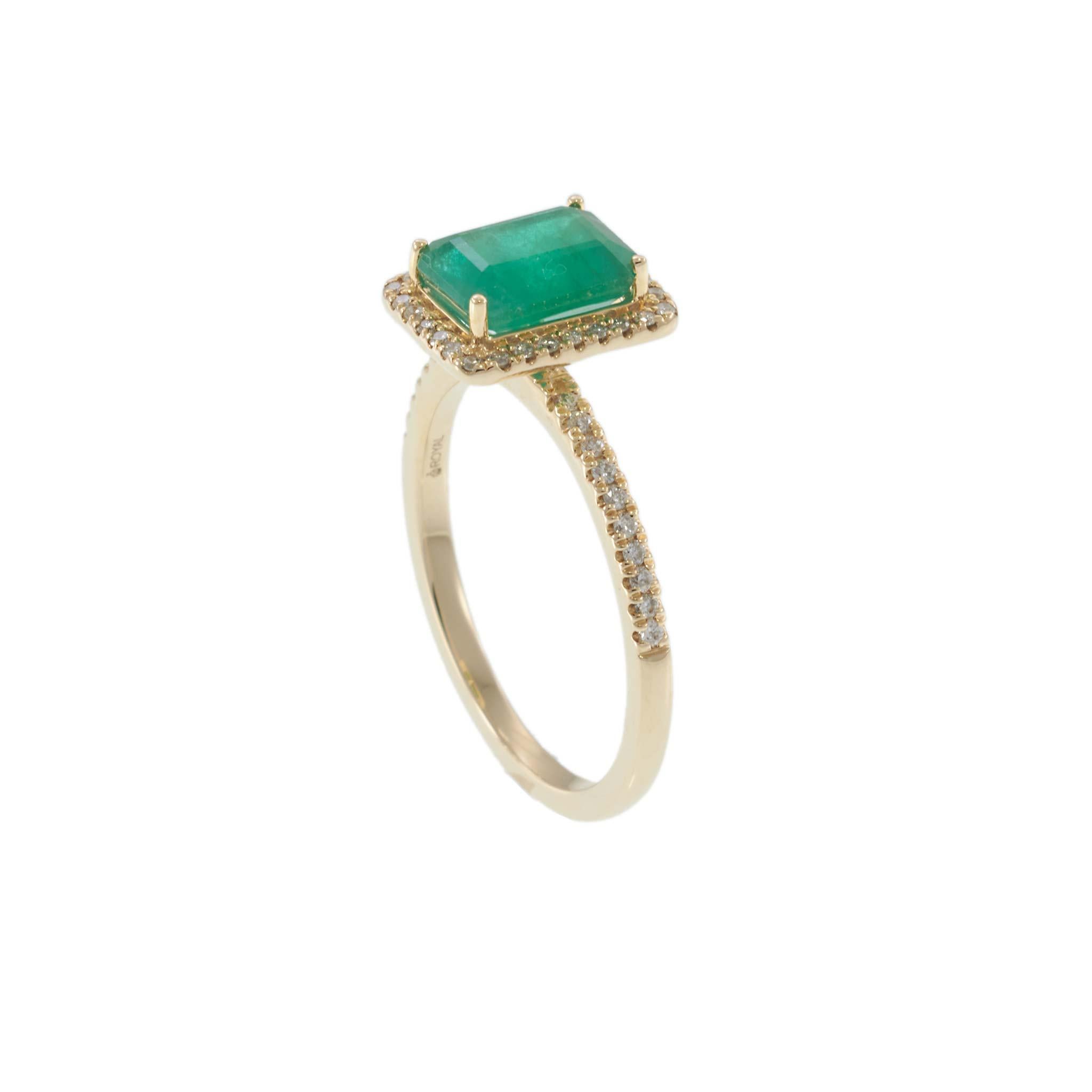 14KT Yellow Gold Emerald-Cut Emerald and Diamond Halo Ring Corte esmeralda en venta