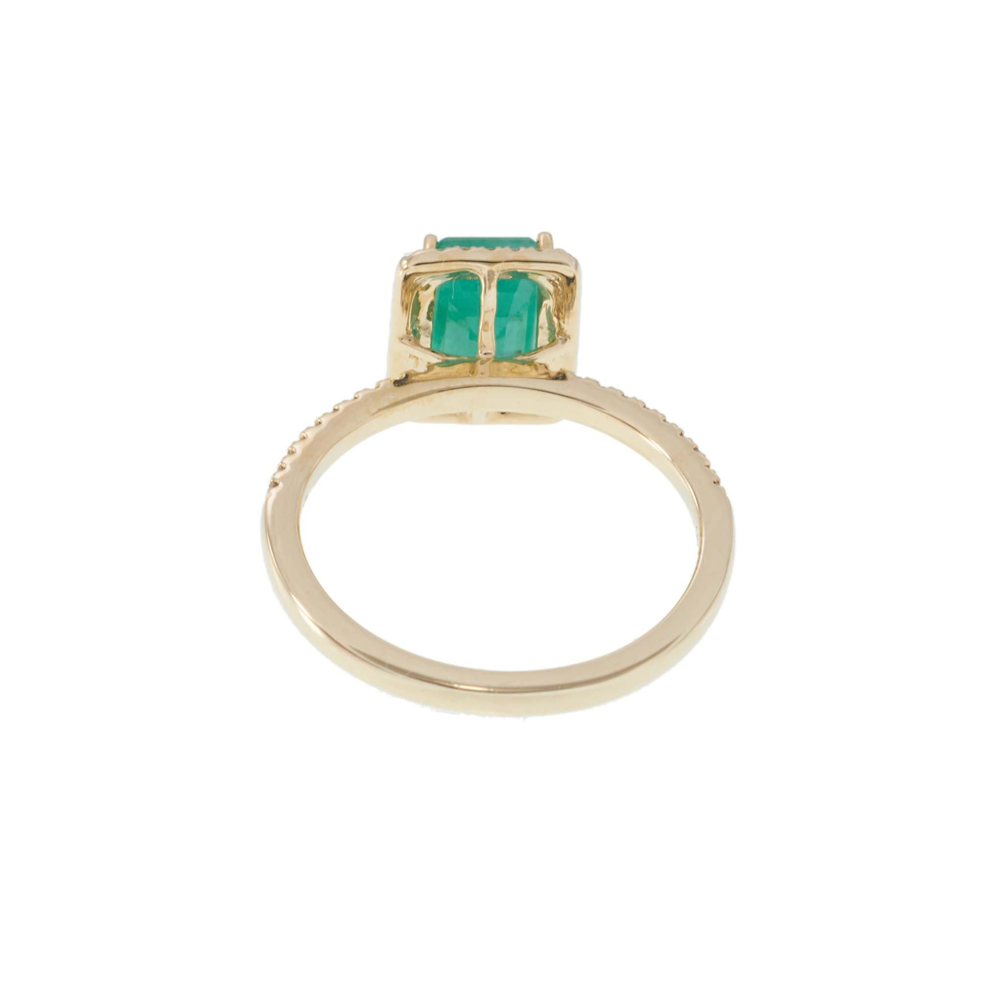 14KT Yellow Gold Emerald-Cut Emerald and Diamond Halo Ring en venta 1