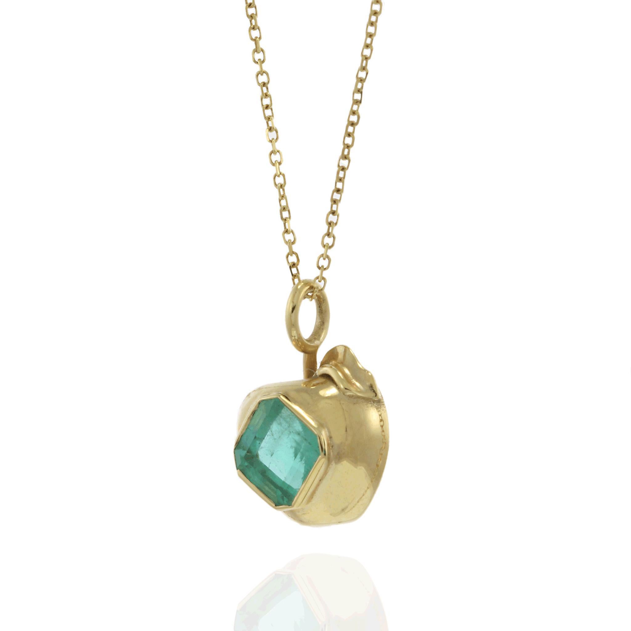 Square Cut 14KT Yellow Gold Estate Genuine Emerald Apple Pendant with Chain For Sale