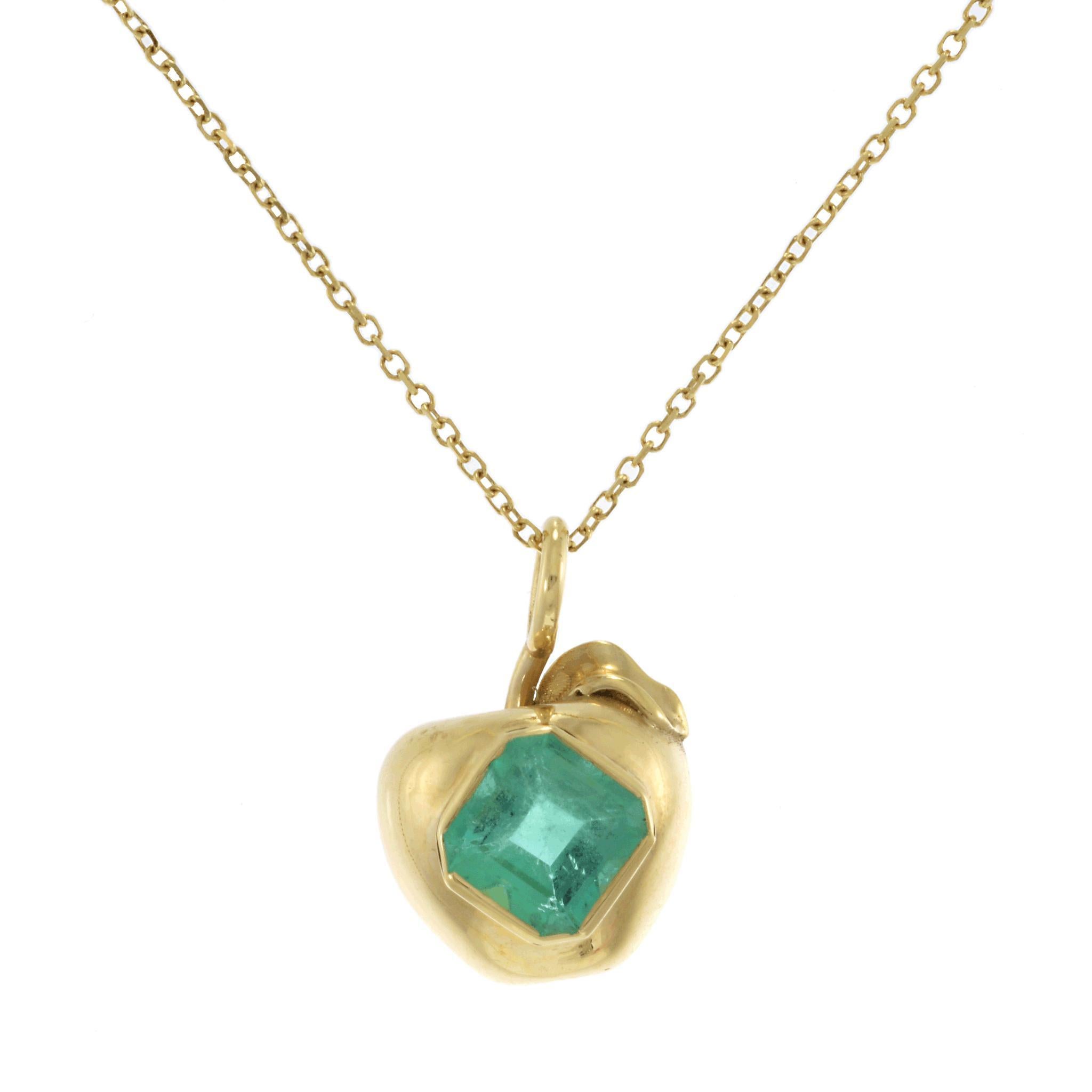14KT Yellow Gold Estate Genuine Emerald Apple Pendant with Chain In Good Condition For Sale In New York, NY