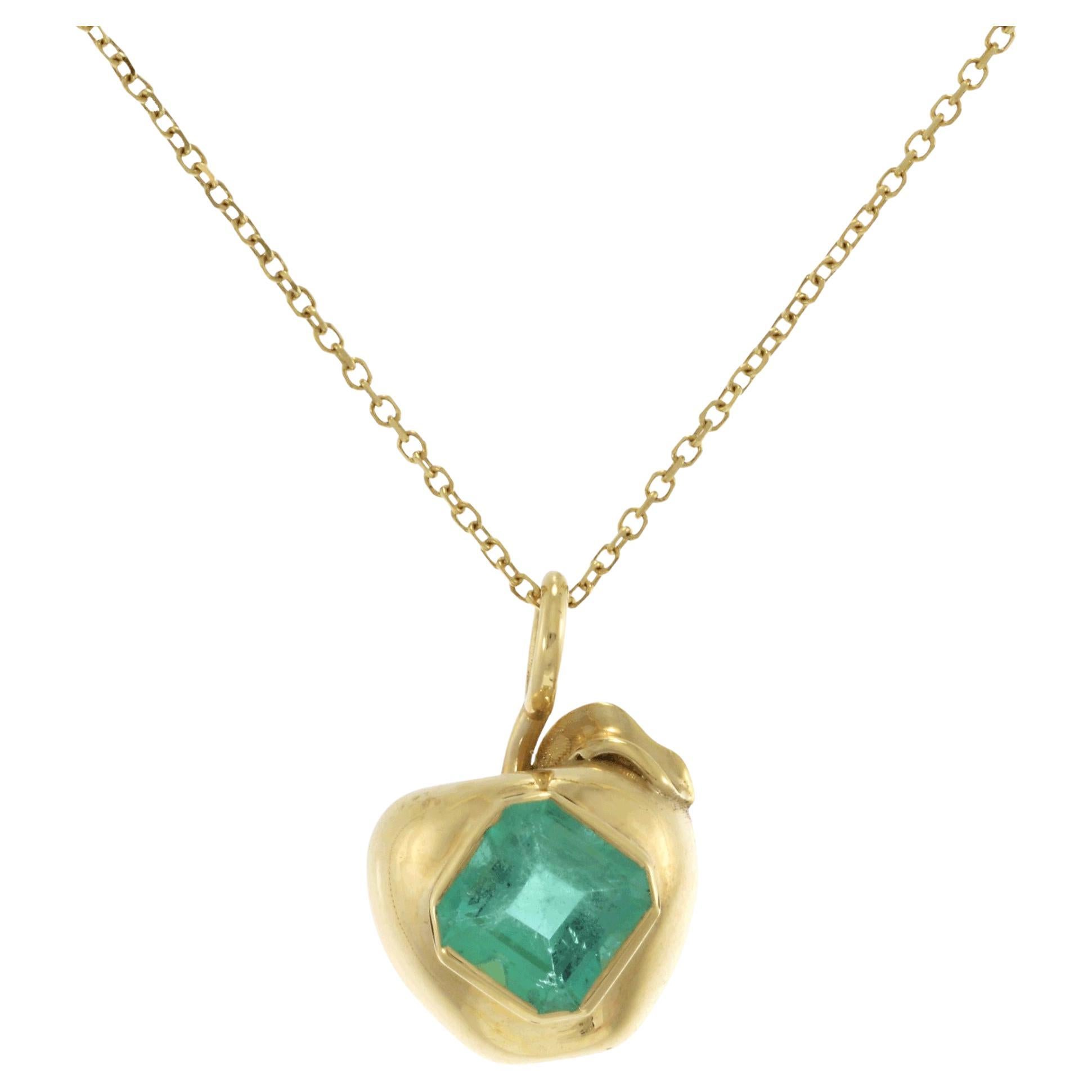 14KT Yellow Gold Estate Genuine Emerald Apple Pendant with Chain For Sale