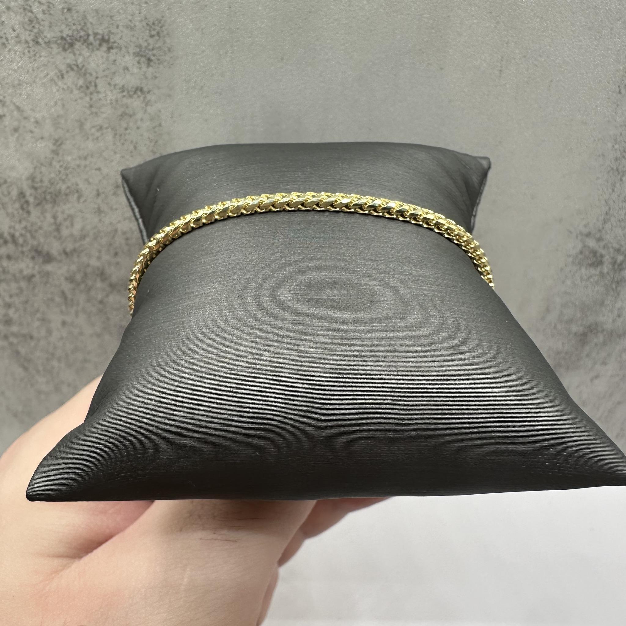 Ce bracelet Franco raffiné en or jaune 14kt associe un style intemporel à un savoir-faire durable. Mesurant 7,5 pouces de long et 2,7 mm de large, il offre un équilibre parfait entre élégance et solidité. Pesant 7,45 grammes et fermé par un solide