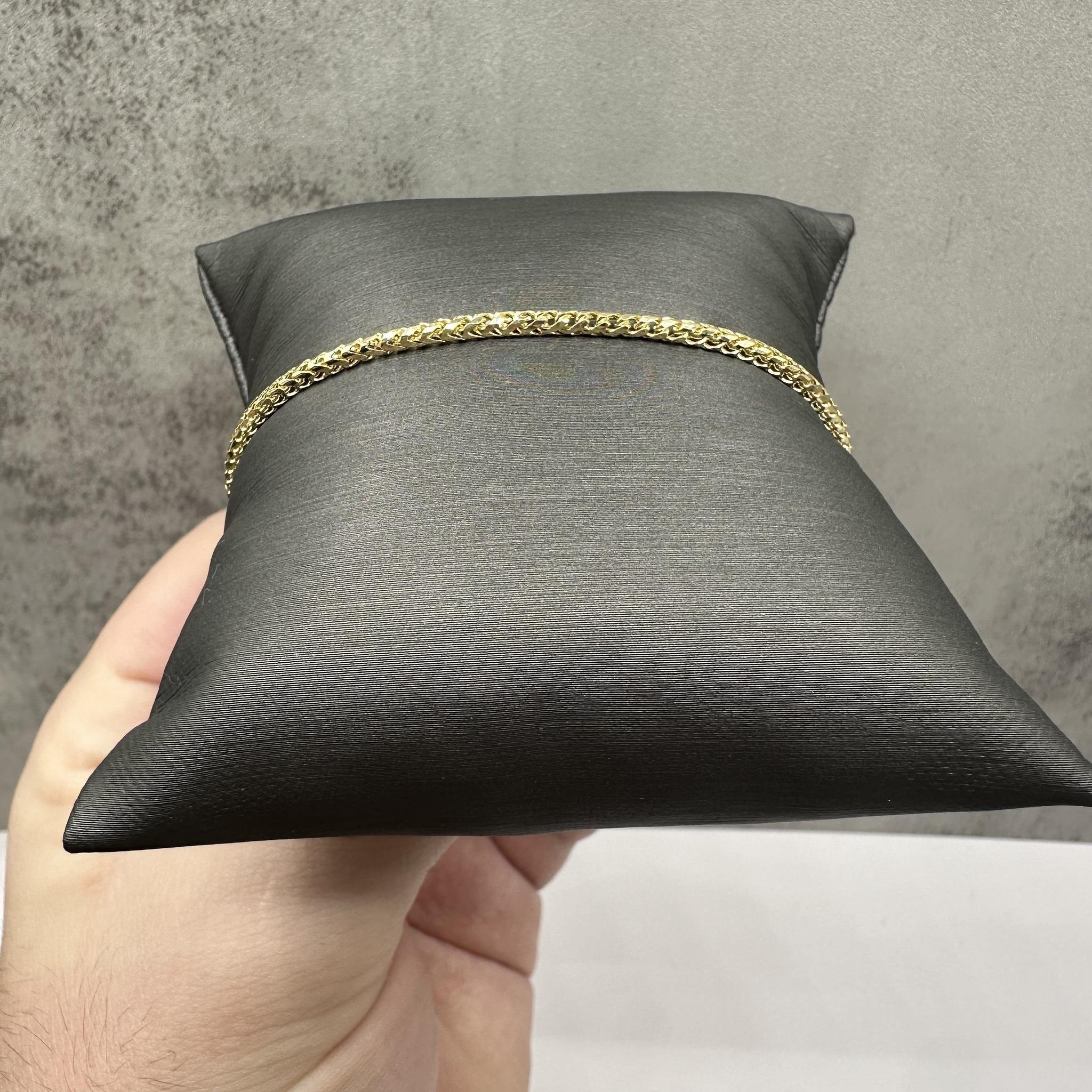 Ce bracelet Franco classique en or jaune 14kt offre un look élégant et polyvalent avec sa finition polie et sa construction durable. D'une longueur de 8,75 pouces et d'une largeur de 2,1 mm, c'est la chaîne parfaite pour tous les jours, à la fois