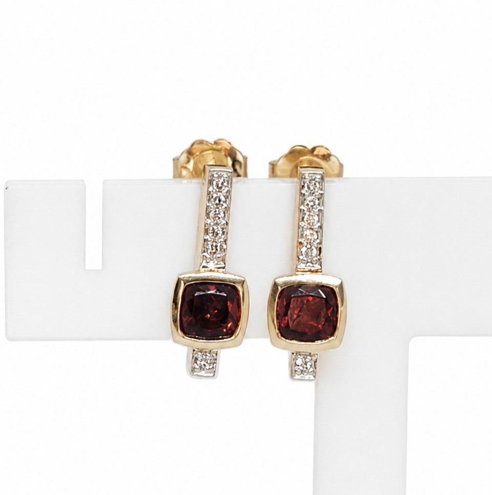 Orecchini in oro giallo 14kt con granato e diamante, perni a frizione, timbrati, .12cttw, 3 gr