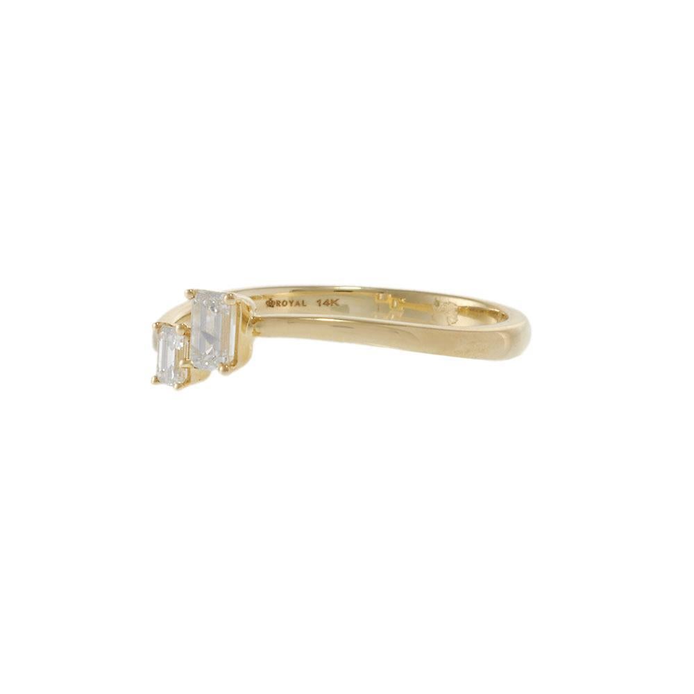 Élégante avec une touche architecturale moderne, cette bague en or jaune 14KT présente deux diamants de taille émeraude sertis dans un anneau ouvert minimaliste. Le design en escalier ajoute une intrigue visuelle, offrant une silhouette décalée à la
