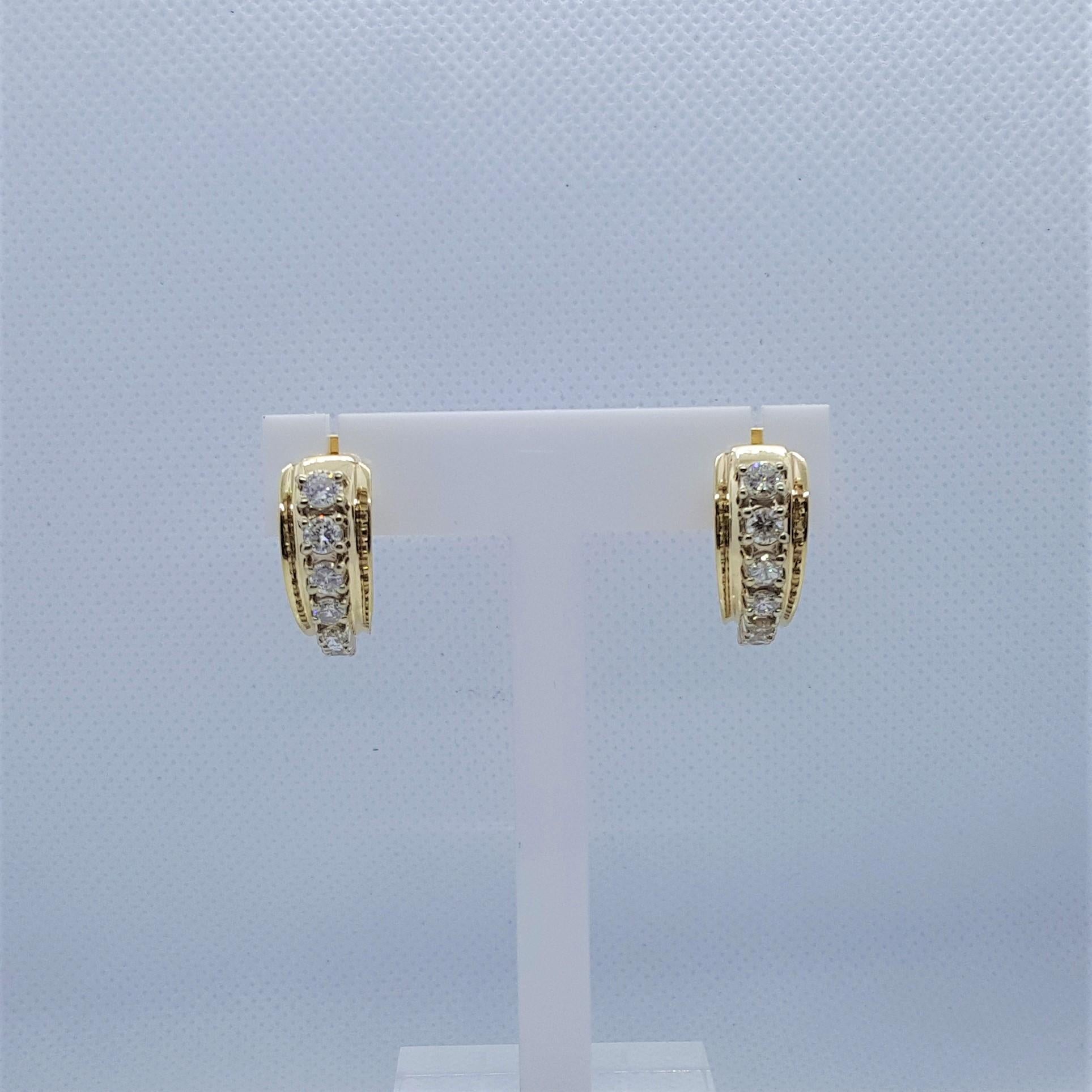 Modern 14kt Yellow Gold Graduated Round Diamond 1.40cttw Hinged Hoop Earrings For Sale