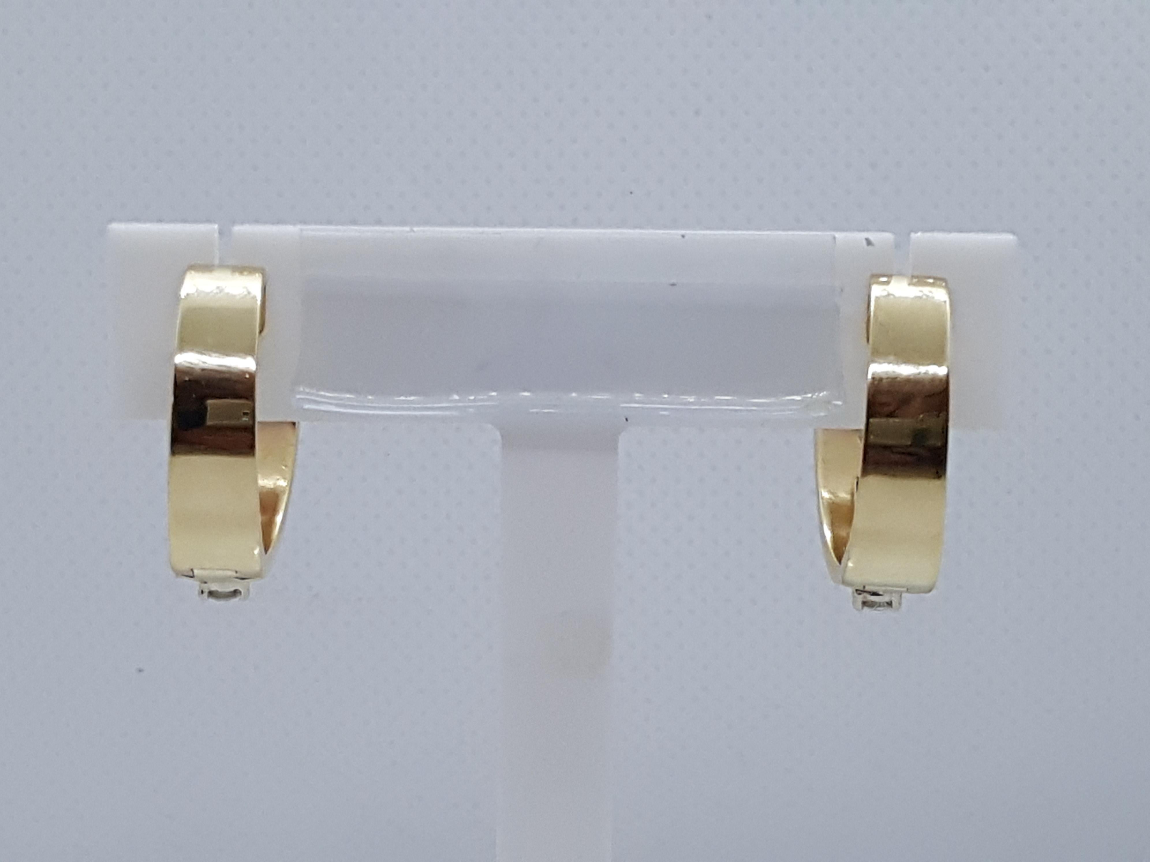14kt Yellow Gold Graduated Round Diamond 1.40cttw Hinged Hoop Earrings In Good Condition For Sale In Rancho Santa Fe, CA