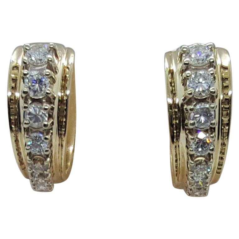 Créoles à charnières en or jaune 14 carats avec diamants ronds gradués de 1,40 carat poids total en vente