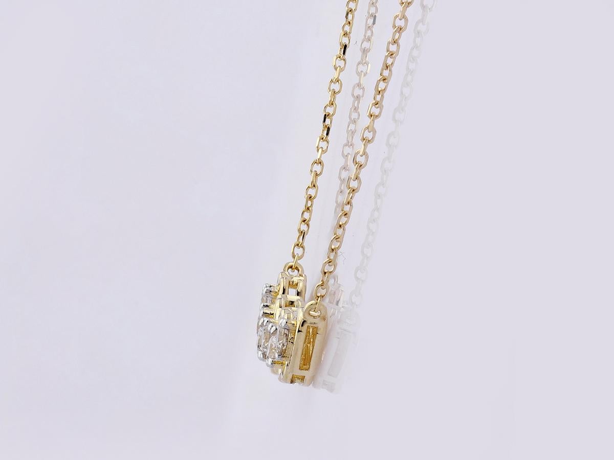 Le collier présente une courbe élégante et subtile de sept sertissages en forme de cœur, souvent appelée 