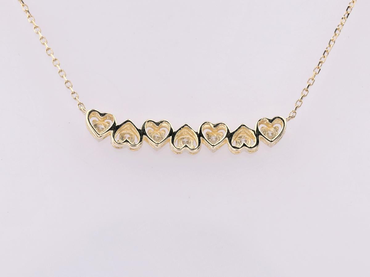 Contemporain Collier en or jaune 14KT à sept cœurs gradués et diamants en vente