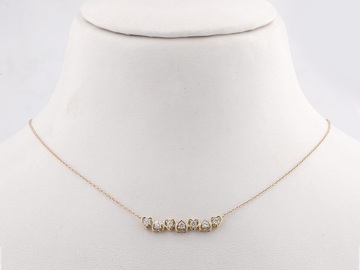 Taille brillant Collier en or jaune 14KT à sept cœurs gradués et diamants en vente