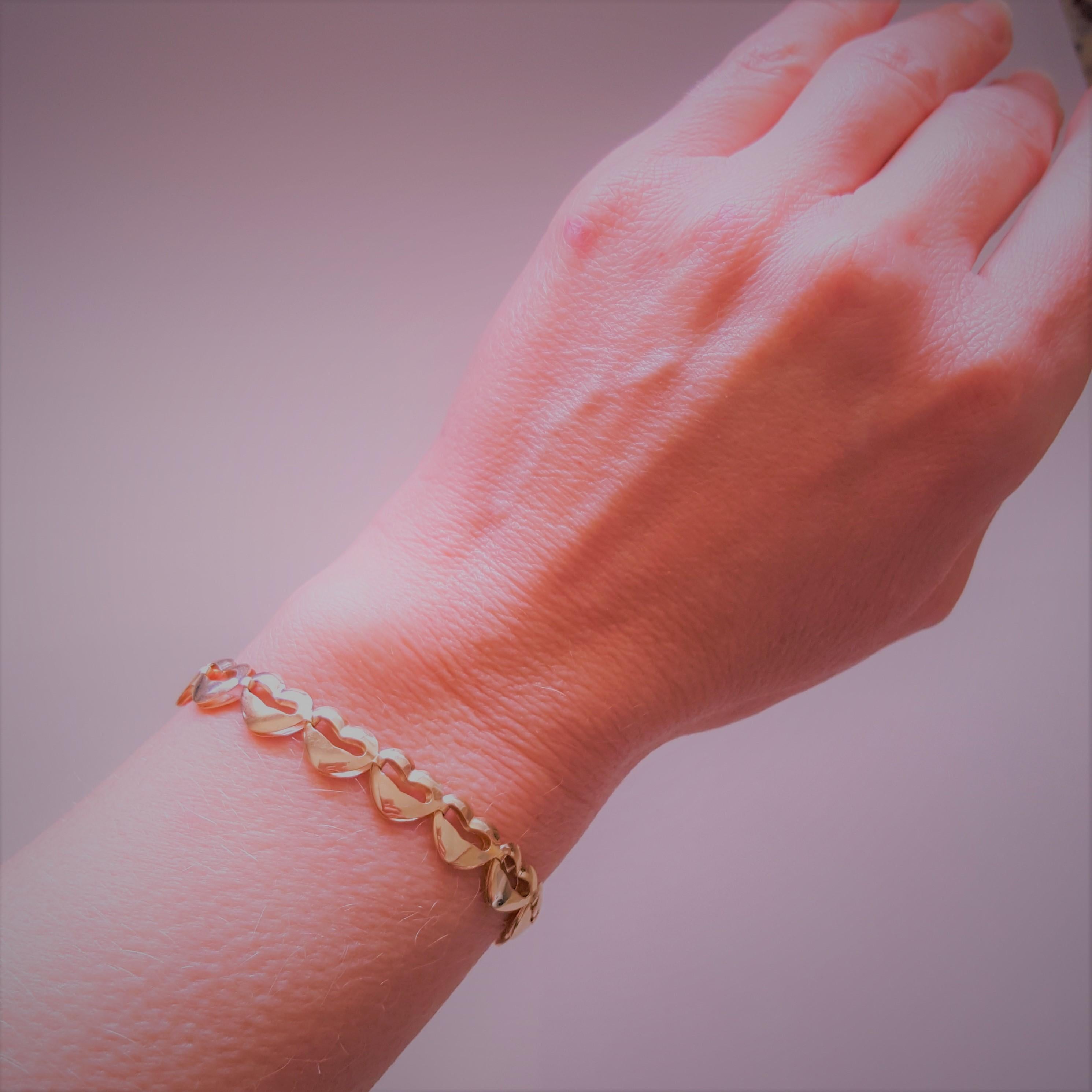 14kt Yellow Gold Heart Bracelet, 7 Plus Inch Length, 8mm Wide, Excellent Condition, Italian Made, 7.5 Grams Hollow, Lobster Clasp.
This bracelet is in very good condition and appears hardly worn. It's stamped Italy 14kt. This bracelet is a nice gift