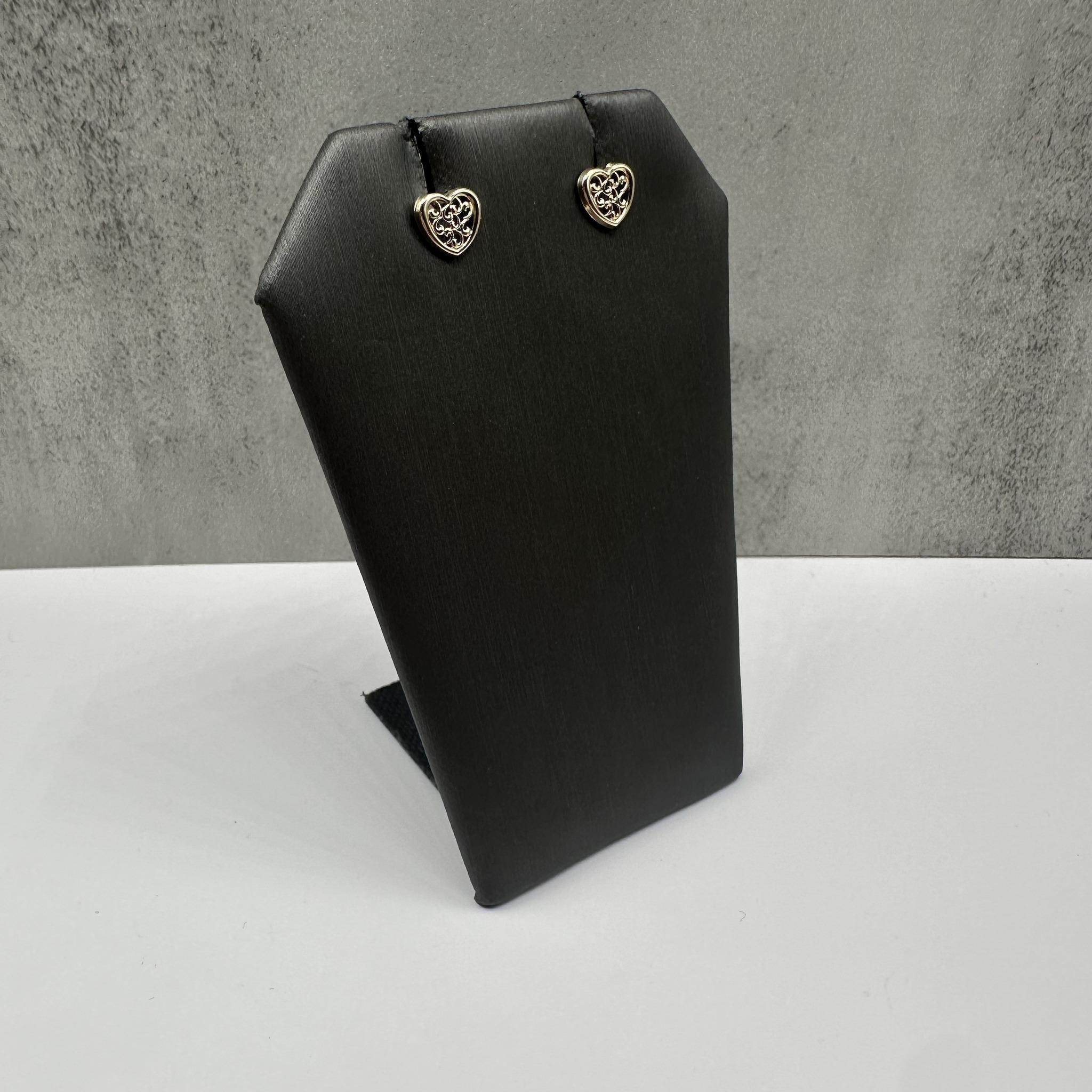 Questi adorabili orecchini a cuore in oro giallo 14kt sono perfetti per i bambini e presentano un design dolce e semplice che brilla meravigliosamente. Leggeri, con un peso di 0,4 grammi, sono comodi per le orecchie dei più piccoli e sono fissati