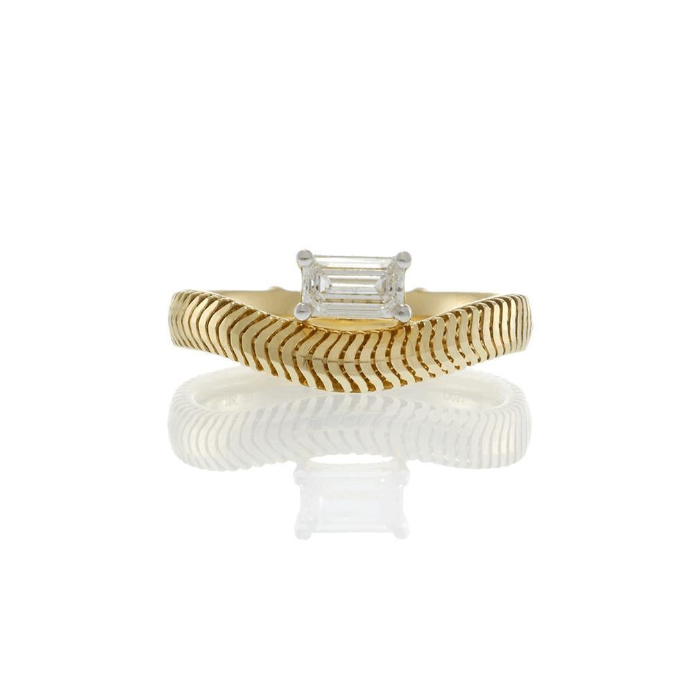 Taille émeraude Bracelet à chevrons en or jaune 14KT avec diamant taille émeraude en vente
