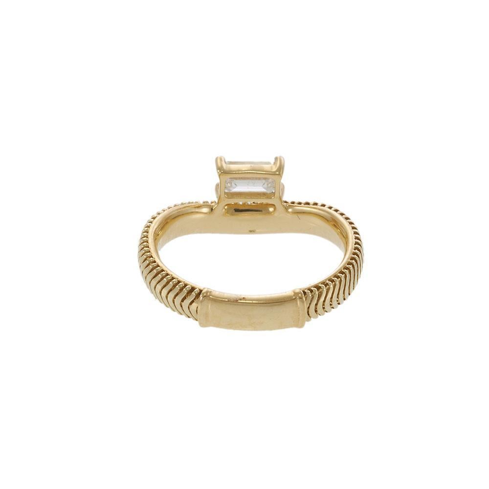 Bracelet à chevrons en or jaune 14KT avec diamant taille émeraude en vente 1