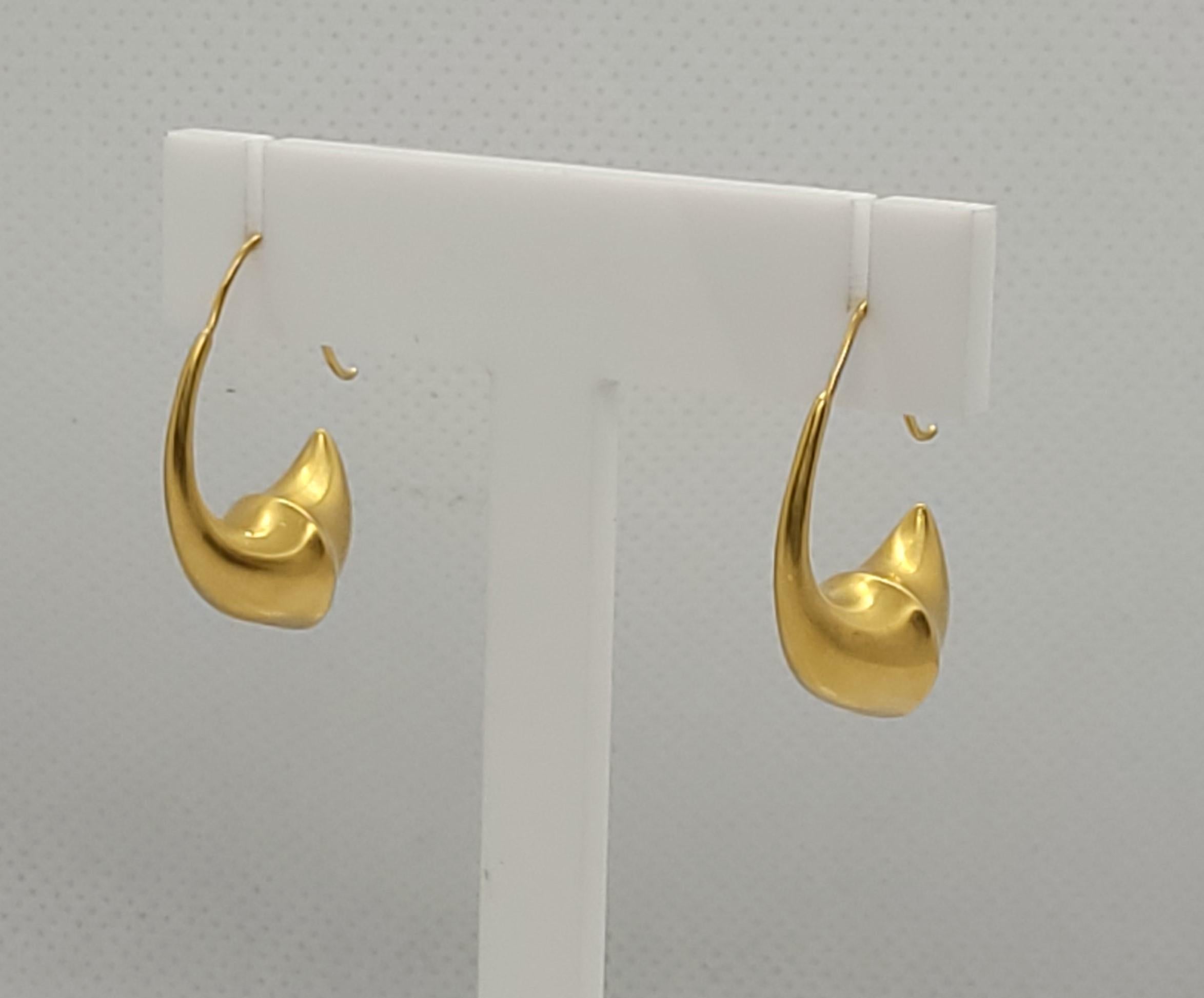 Lovely 14kt yellow gold hook-style earrings that are 27mm long, 9mm wide, stamped 585, and have a nice satin finish. Overall, these earrings are in very good condition. Please let us know if you have any questions. 

Rock N Gold Creations is located