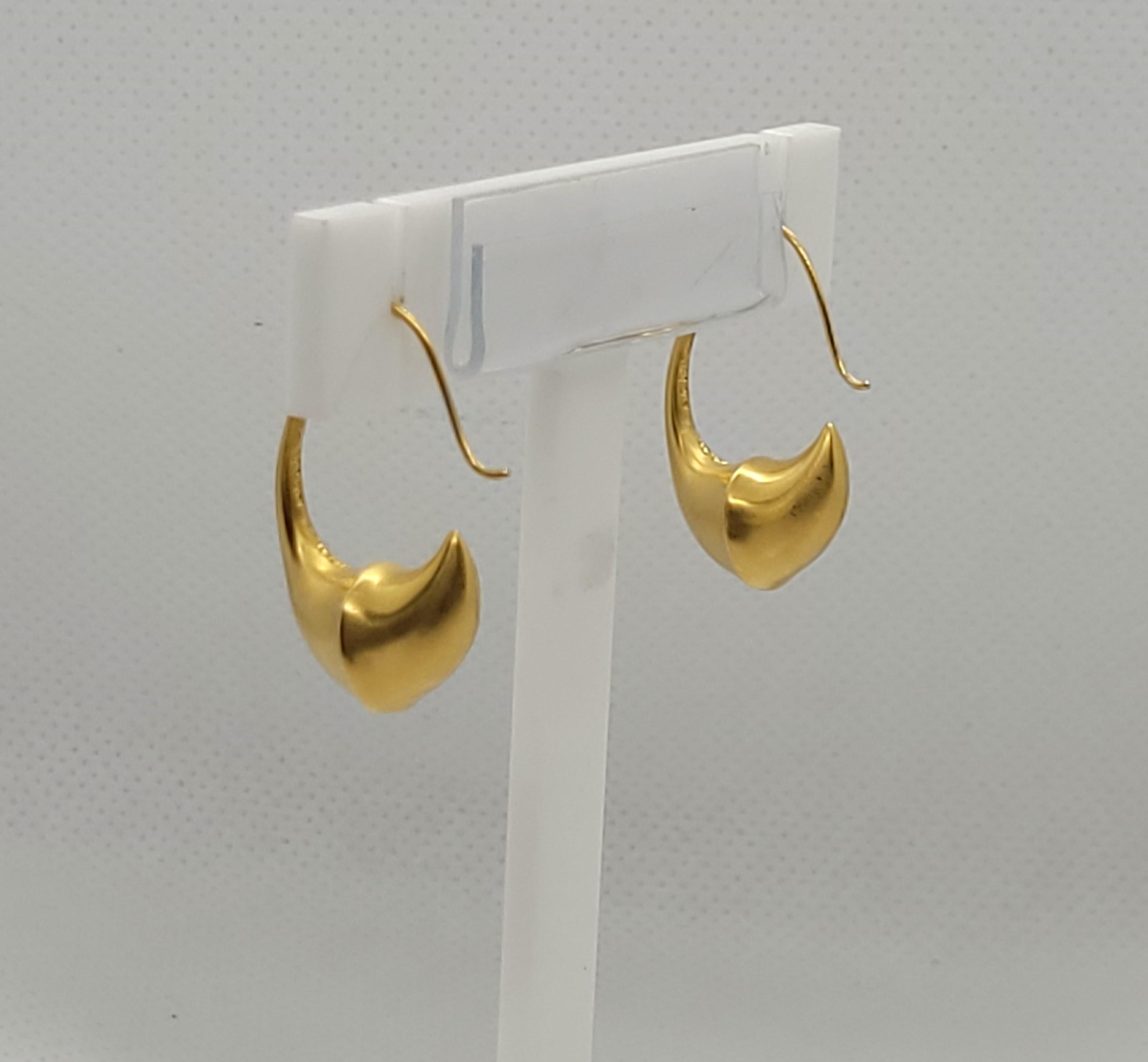 14kt Yellow Gold Hook Earrings Satin Finish 8.17 Grams In Good Condition For Sale In Rancho Santa Fe, CA