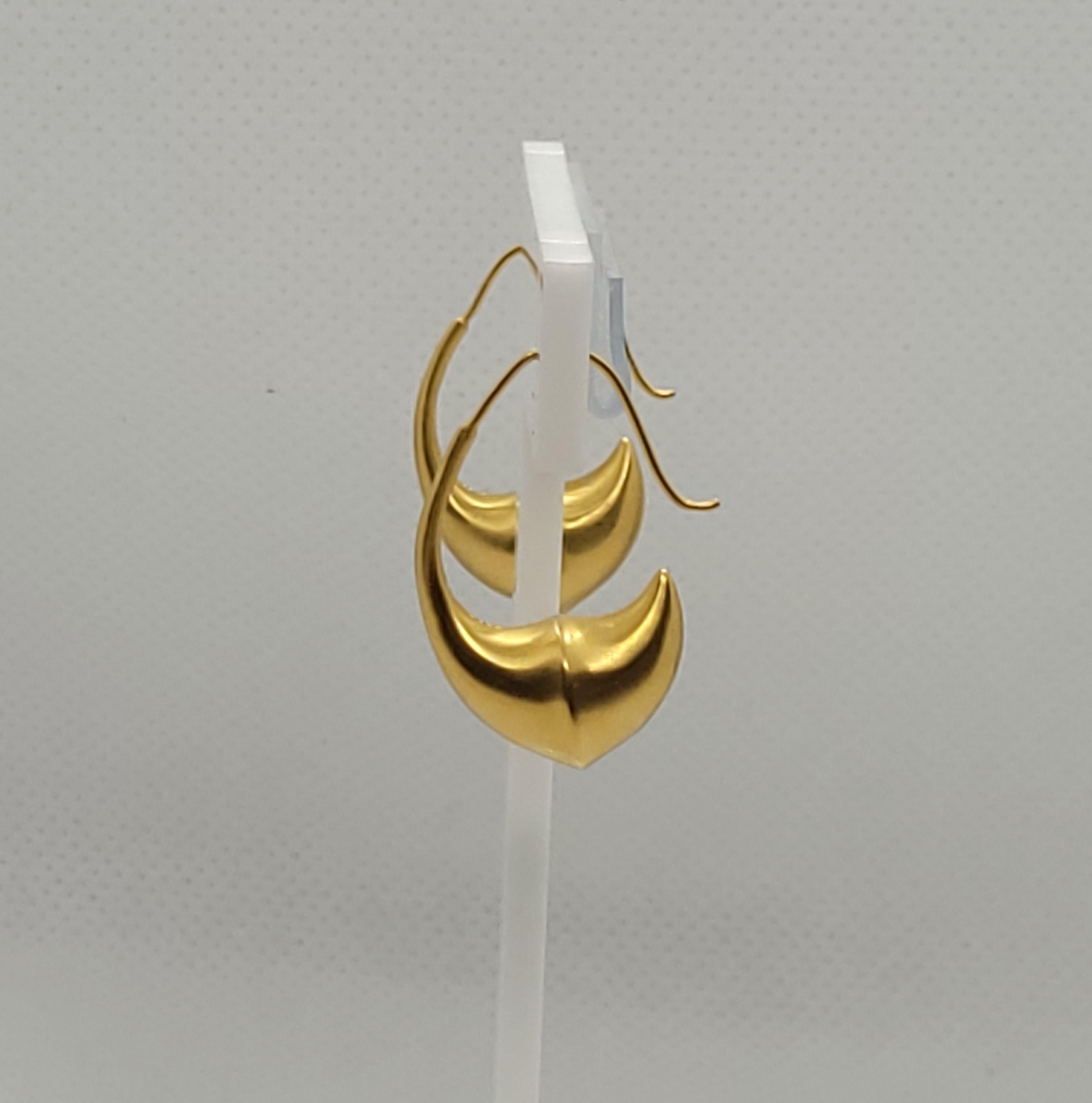 Women's 14kt Yellow Gold Hook Earrings Satin Finish 8.17 Grams For Sale
