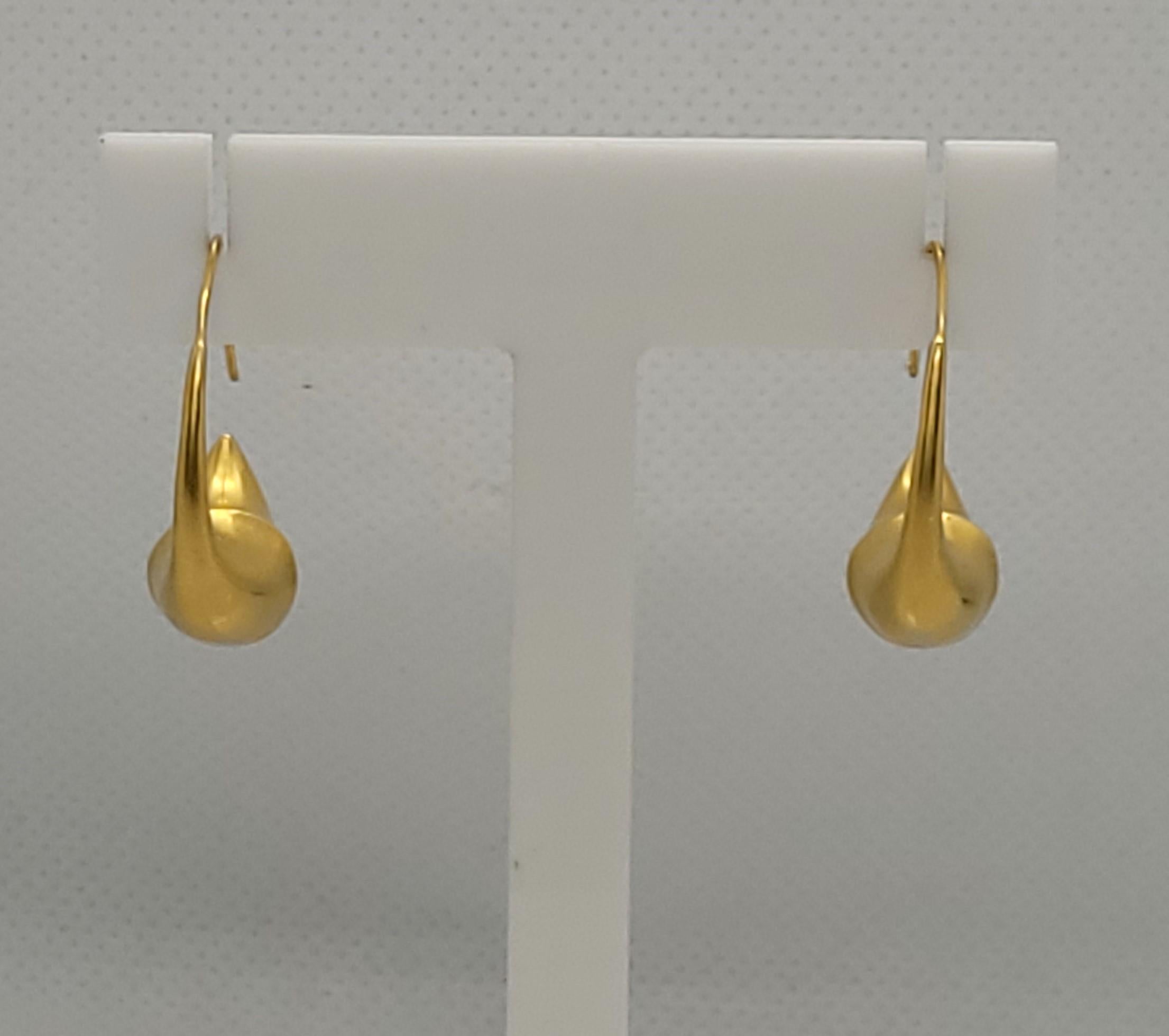 14kt Yellow Gold Hook Earrings Satin Finish 8.17 Grams For Sale 1