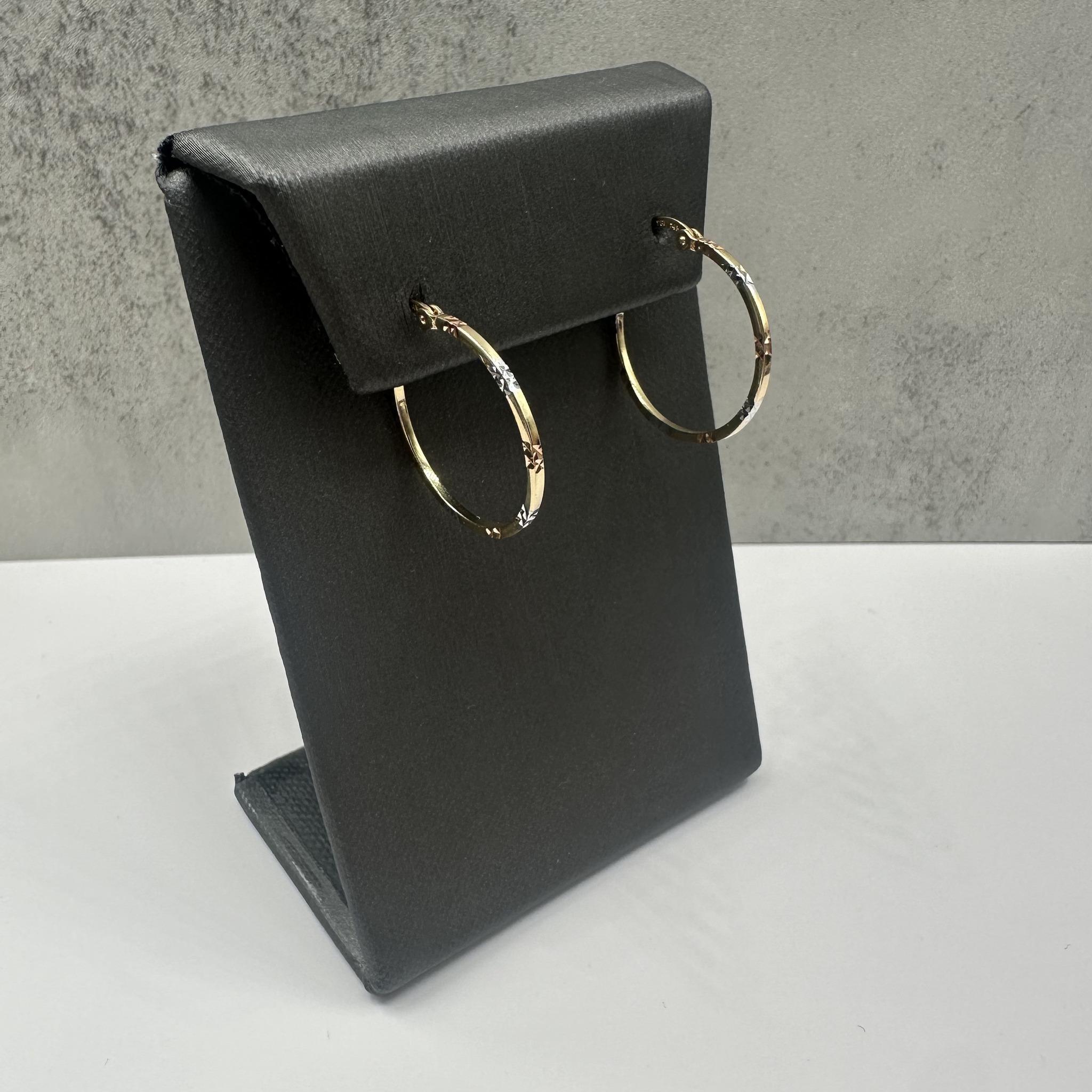 Questi eleganti orecchini a cerchio in oro giallo 14kt sono caratterizzati da splendidi accenti in oro rosa e bianco, che creano un morbido luccichio tricolore che completa qualsiasi look. Con un diametro di circa 7/8 di pollice e una larghezza di