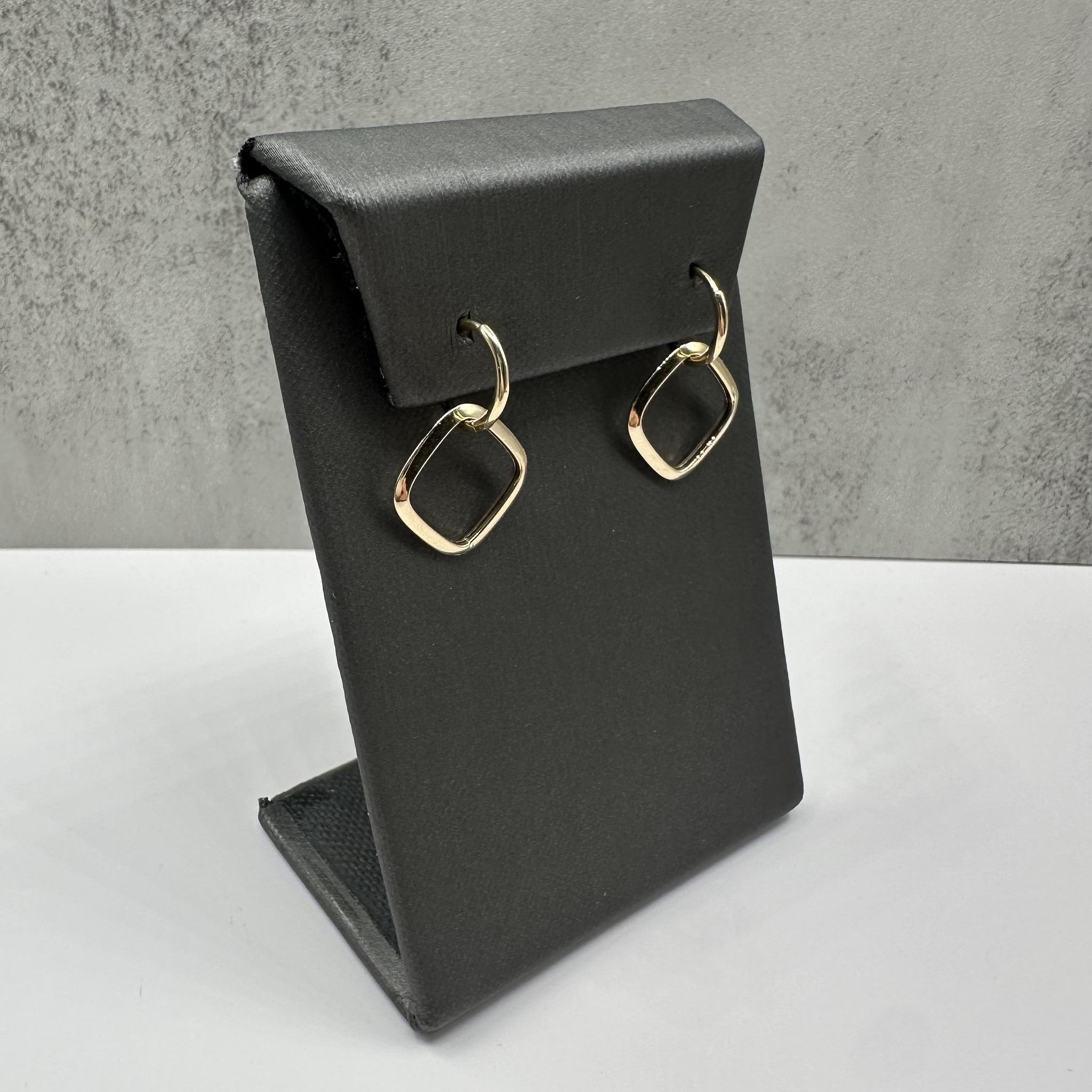 Questi versatili orecchini Huggie in oro giallo 14kt sono dotati di un penzolo rimovibile che ti permette di cambiare look. L'huggie misura circa 11,8 mm di diametro esterno e l'inserto è cavo per un comfort leggero. Con un peso di 1,4 grammi, sono